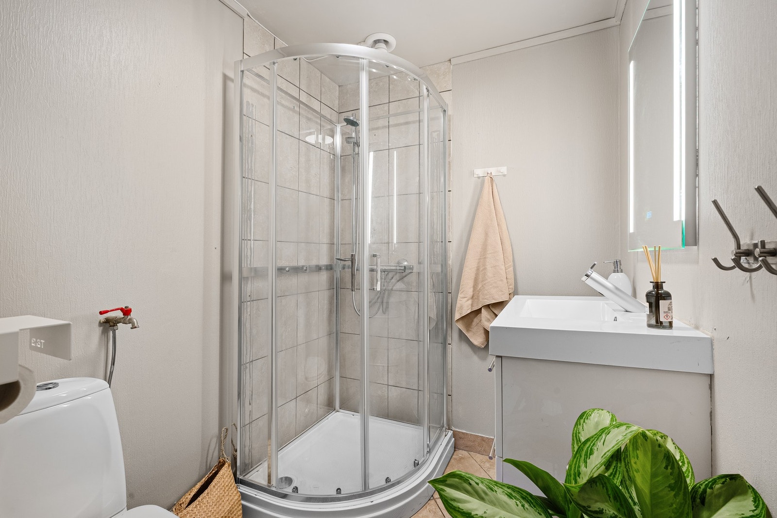 Kjeller med privat bad som gir økt fleksibilitet. Galleribilde