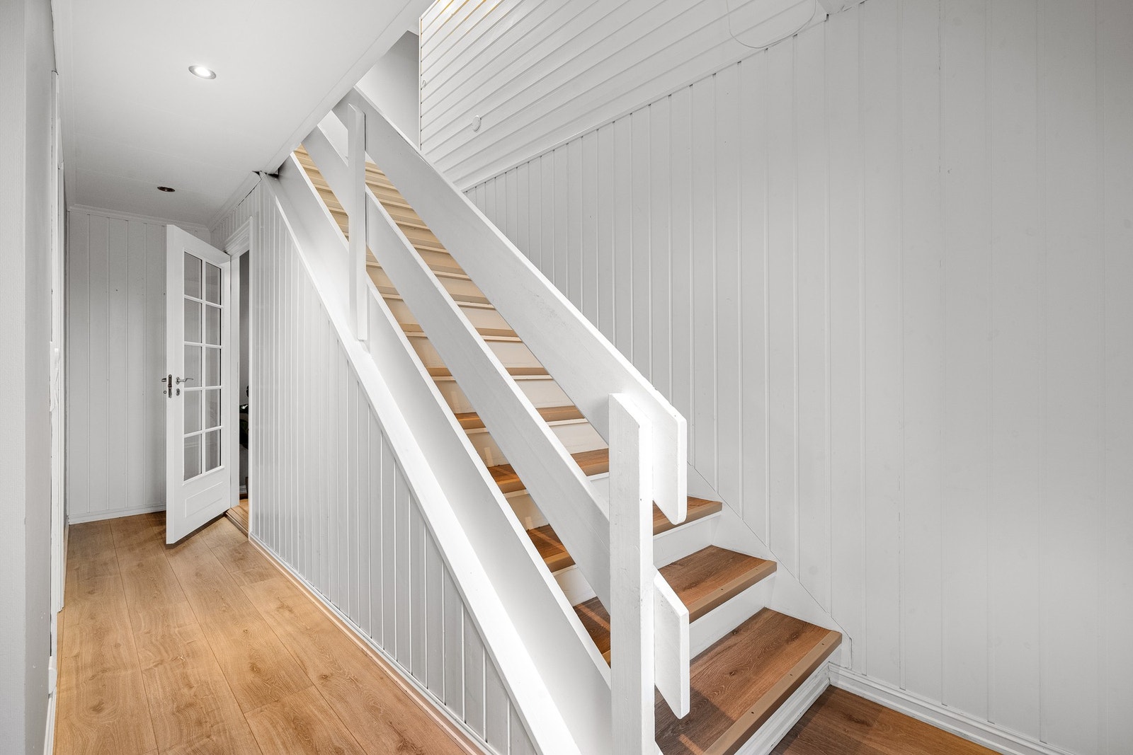 Gangen med trappene gir god sammenheng mellom etasjene. Galleribilde