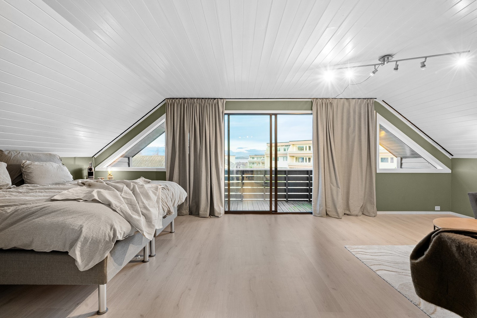 Stor loftstue brukt som soverom, med egen balkong. Galleribilde