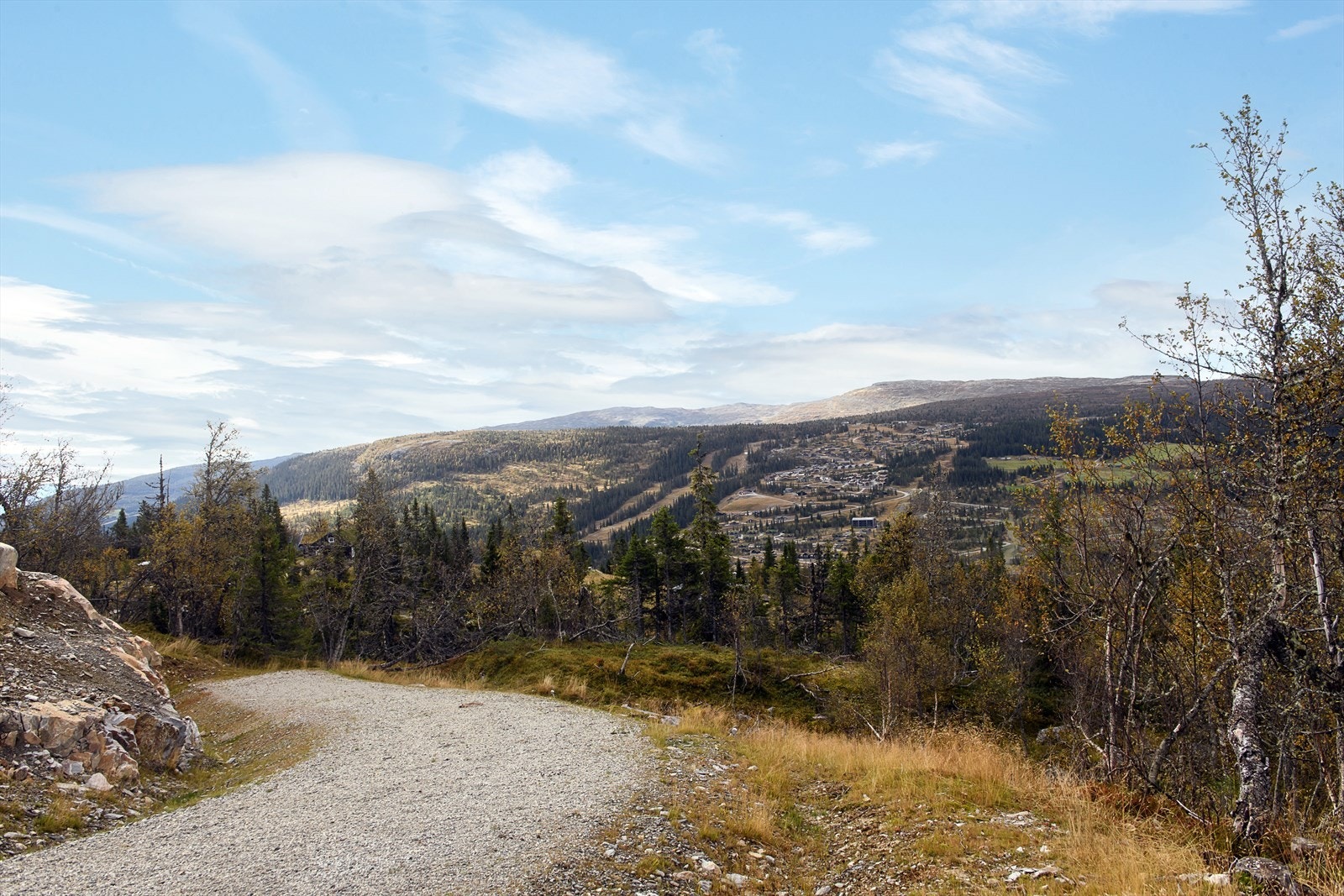 Sommerstid kan du nyte fjellturer til fots, og sykkelturer på fine grusveier til stier for de mer erfarne. Galleribilde