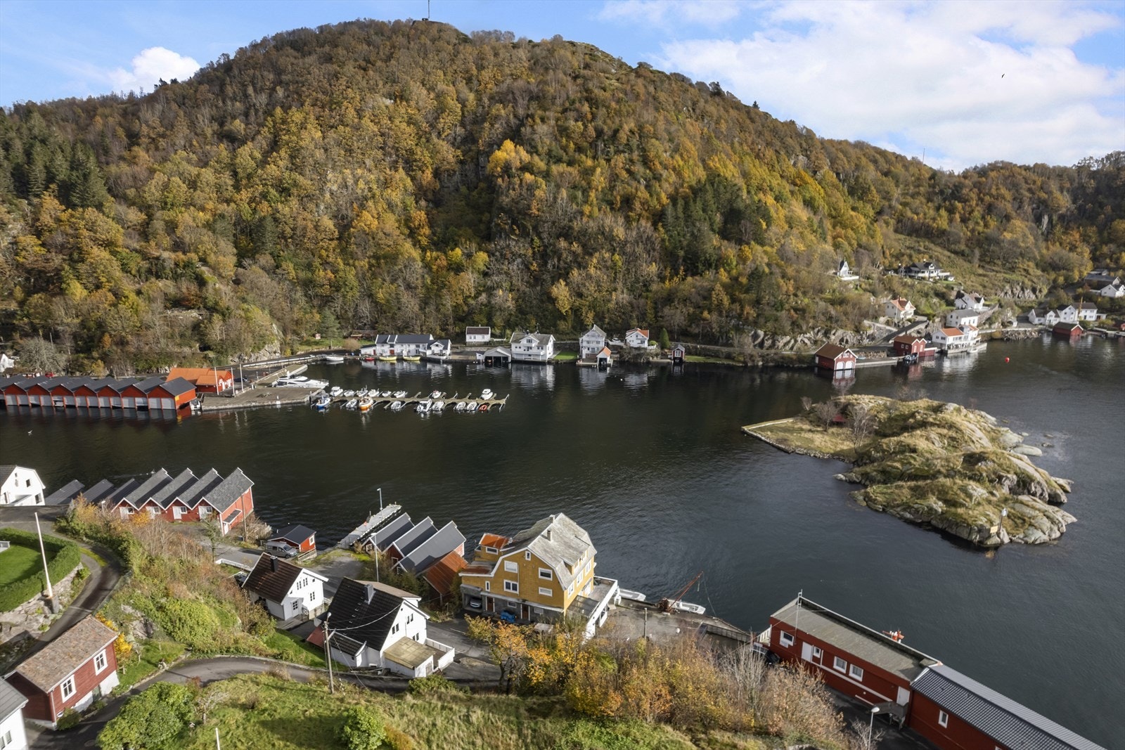 Sjarmerende kystidyll like ved fjorden. Perfekt beliggenhet for naturentusiaster, båtliv og ro i naturskjønne omgivelser. Galleribilde