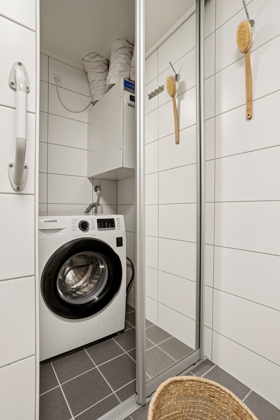 Opplegg til vaskemaskin, praktisk skjult bak skyvedører. Galleribilde