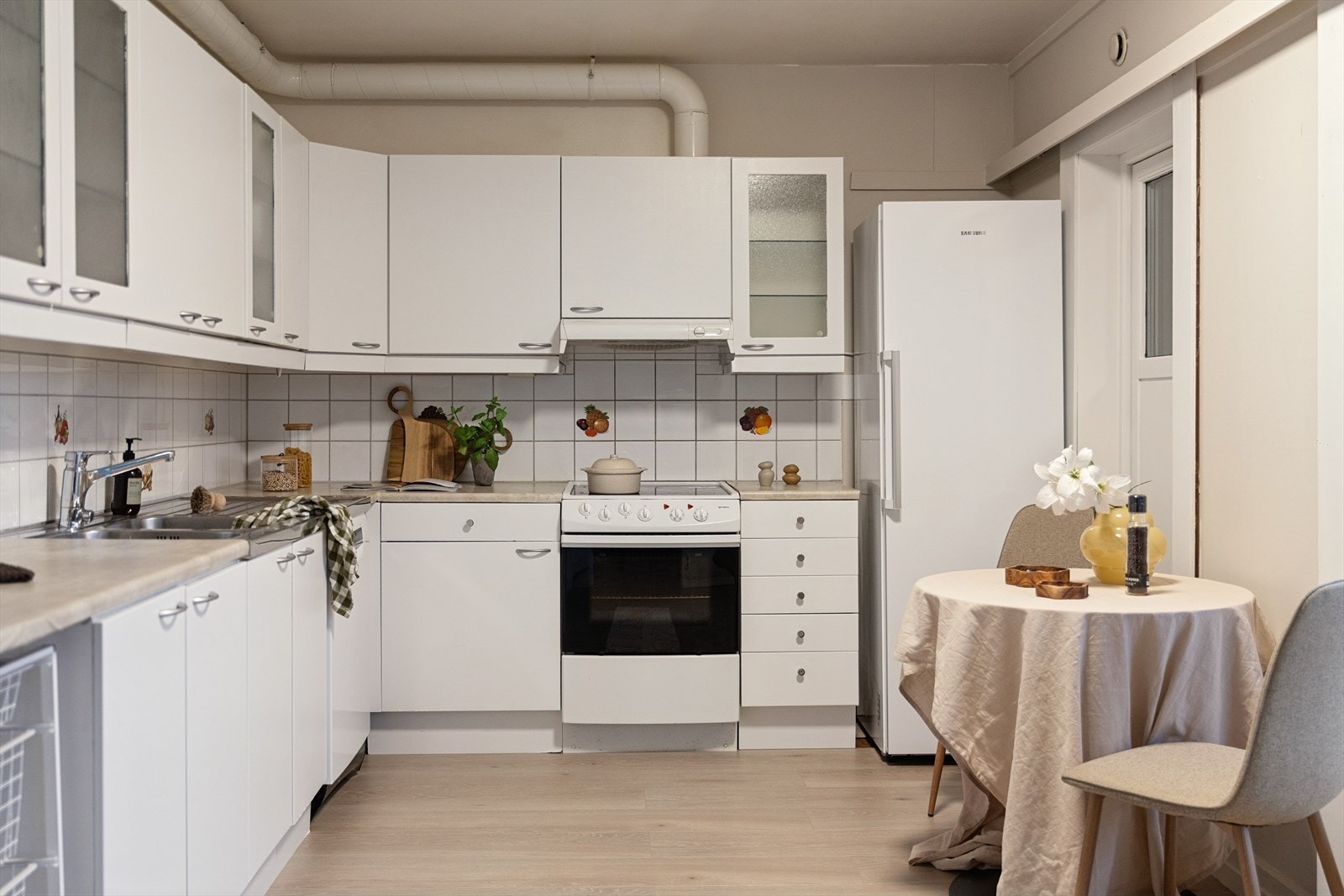 Hyggelig spiseplass på kjøkkenet. Galleribilde