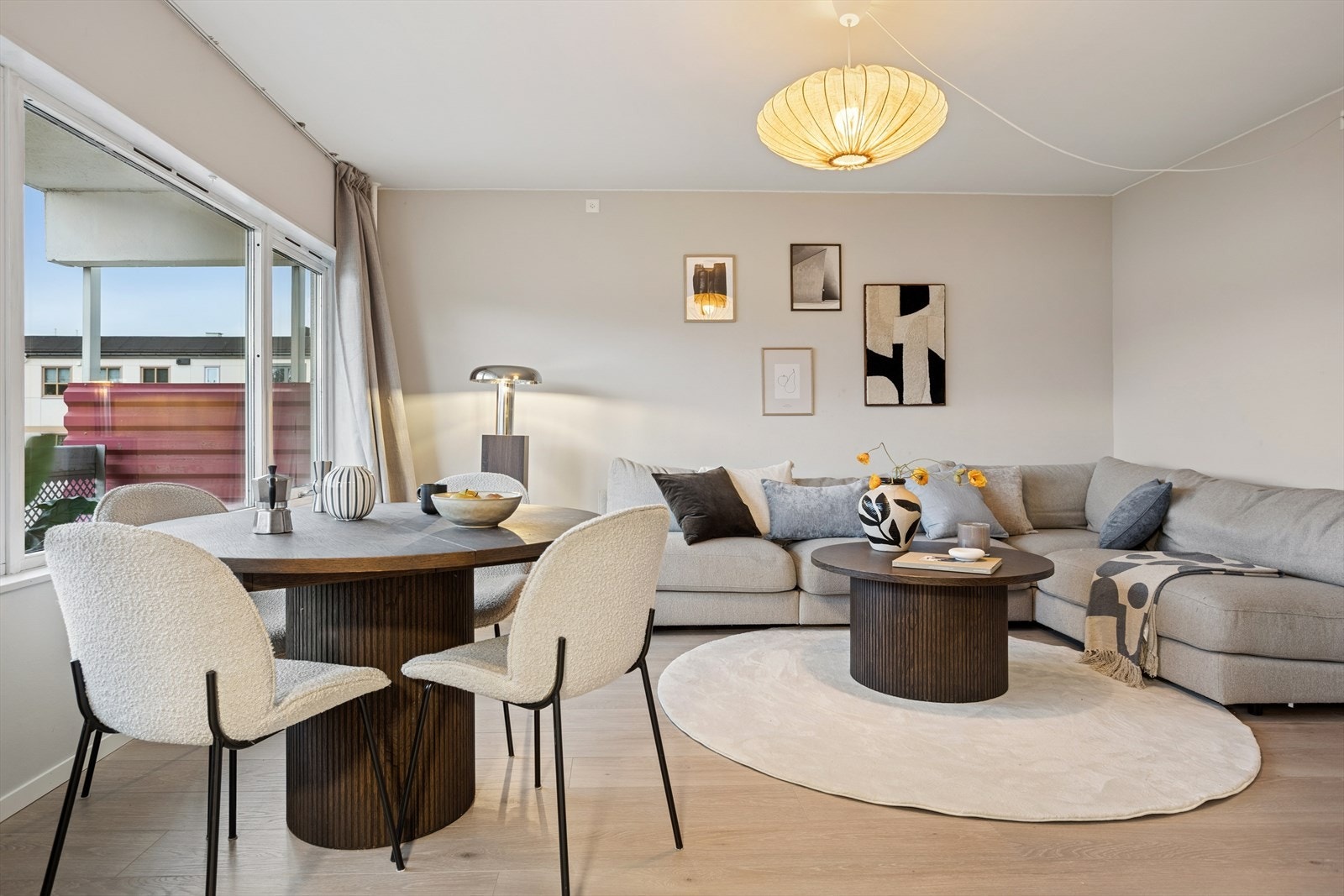 Stuen er romslig med plass til både sofagruppe og spisebord. Galleribilde