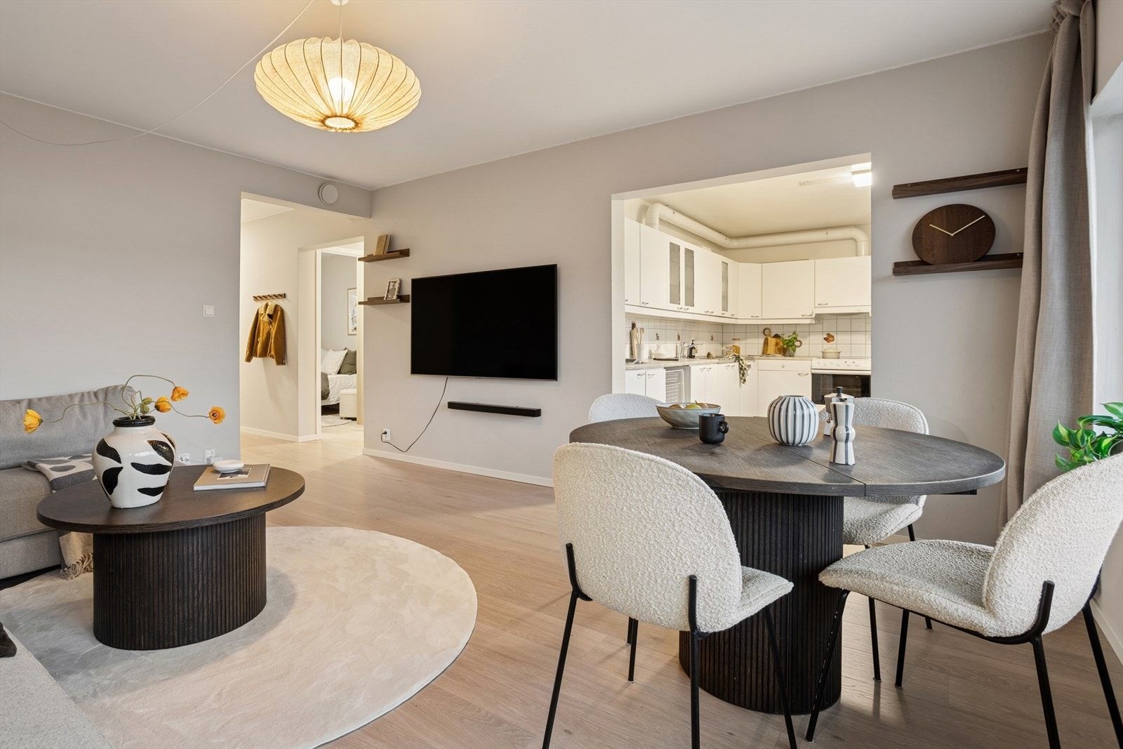 Åpen løsning mot kjøkkenet gir en sosial atmosfære, samtidig er det plass å dekke til mange rundt bordet. Galleribilde