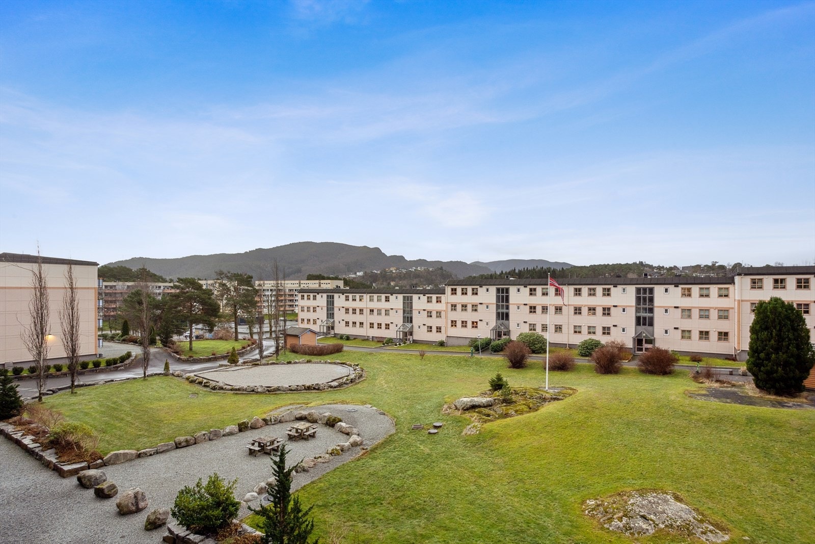 Grøntarealer og felles uteplasser gir gode muligheter for rekreasjon og sosialt samvær. Galleribilde