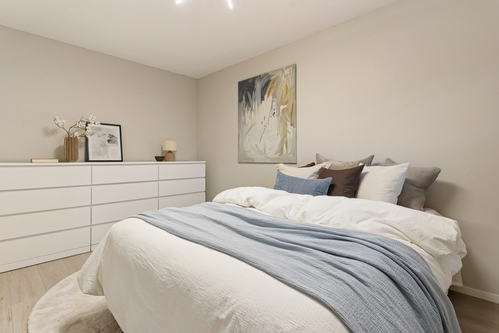 Hovedsoverom med god plass til dobbeltseng og tilhørende møbler. Galleribilde