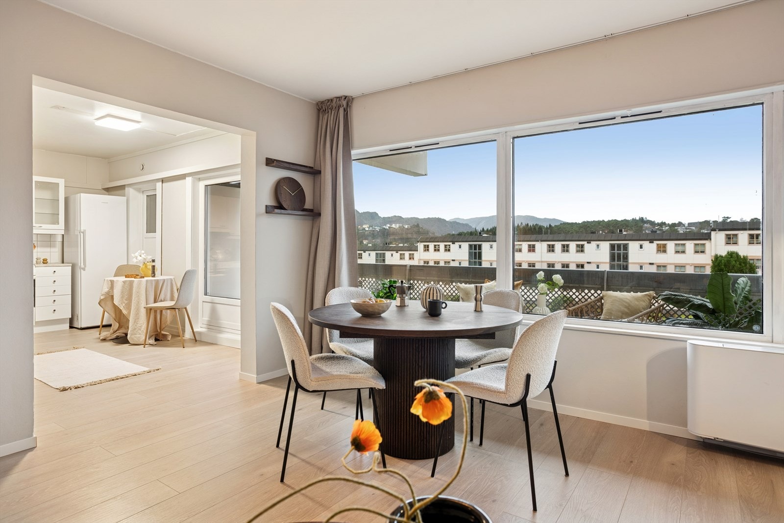 Fin sammenheng mellom kjøkkenet og stuen gir en naturlig spiseplass. Galleribilde