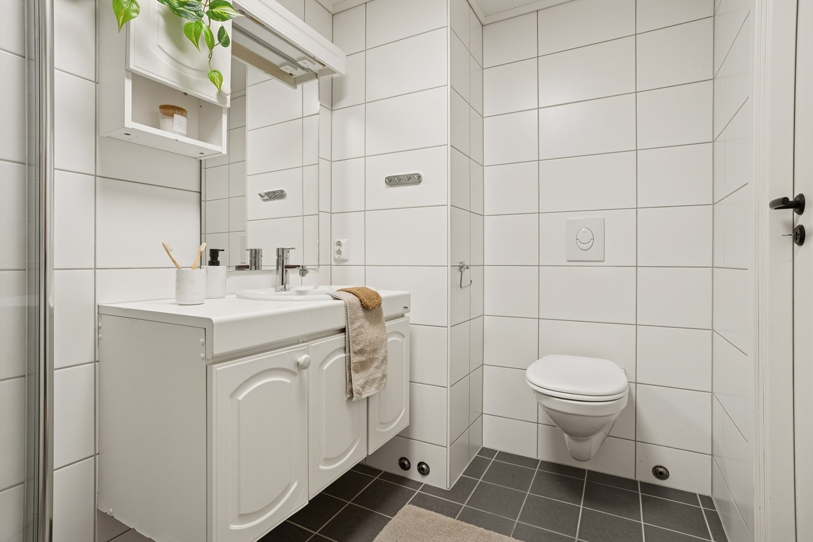 Vegghengt toalett og benkeskap med servant. Galleribilde