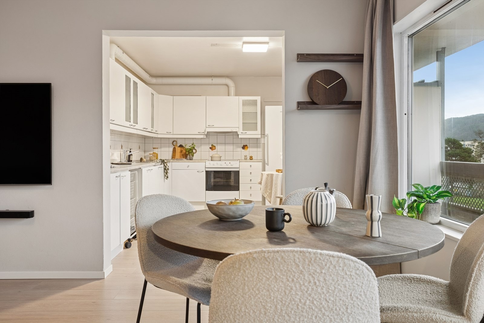 Store vindusflater gir flott naturlig lys inn og utsikt. Galleribilde