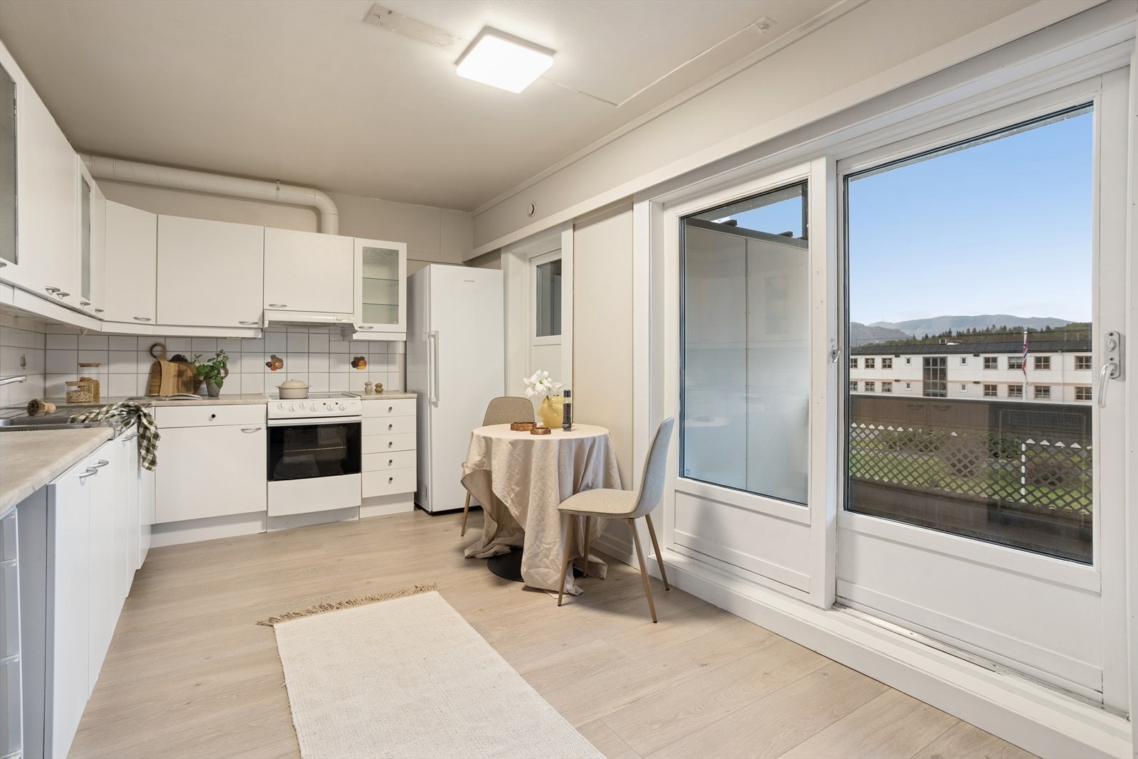 Det er god skap- og benkeplass på kjøkkenet. Utgang til utvendig bod. Galleribilde