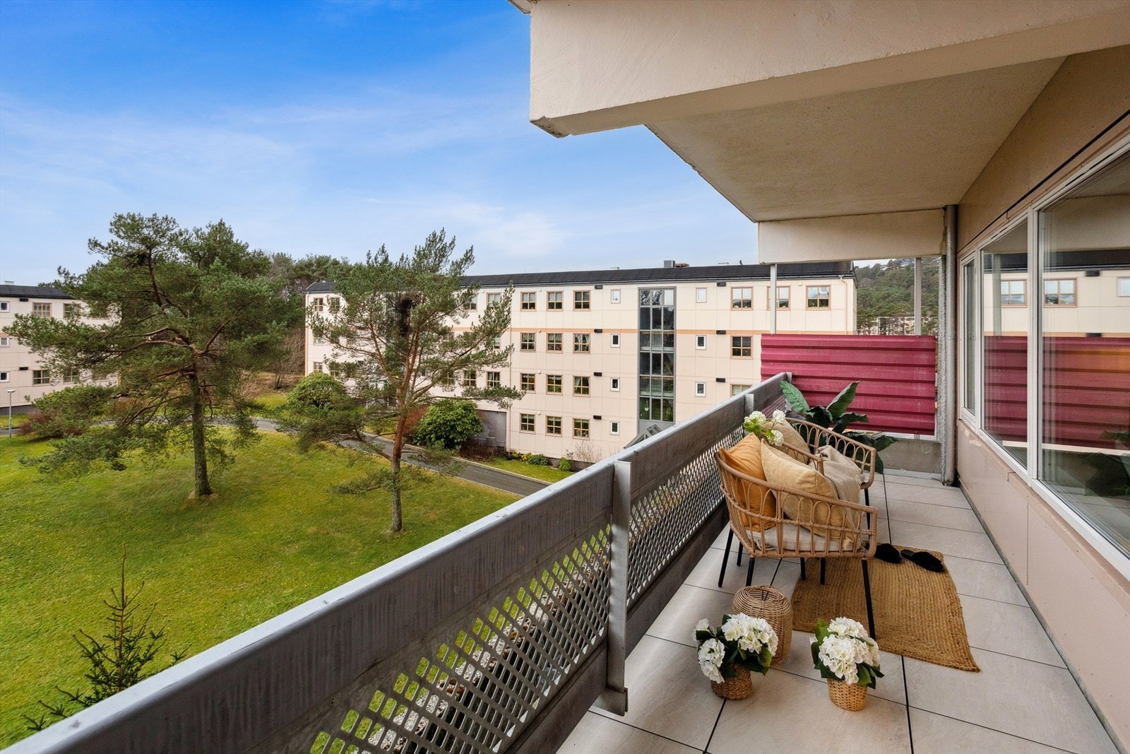 Veranda er på 10 kvm og har plass til utemøbler. Galleribilde