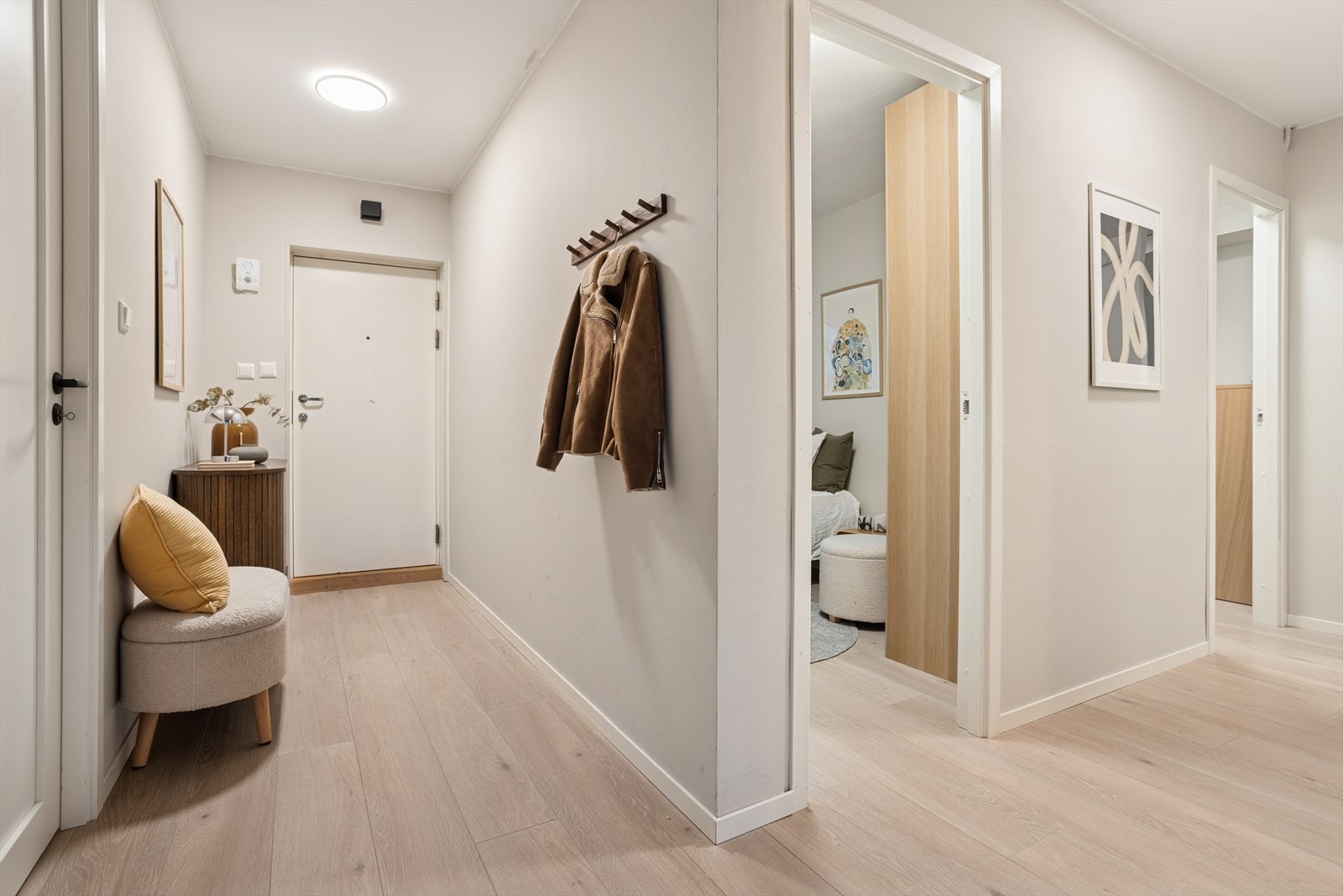 Velkommen inn! Laminatgulvet strekker seg gjennom entréen, som gir en pen og lettstelt overflate. Galleribilde