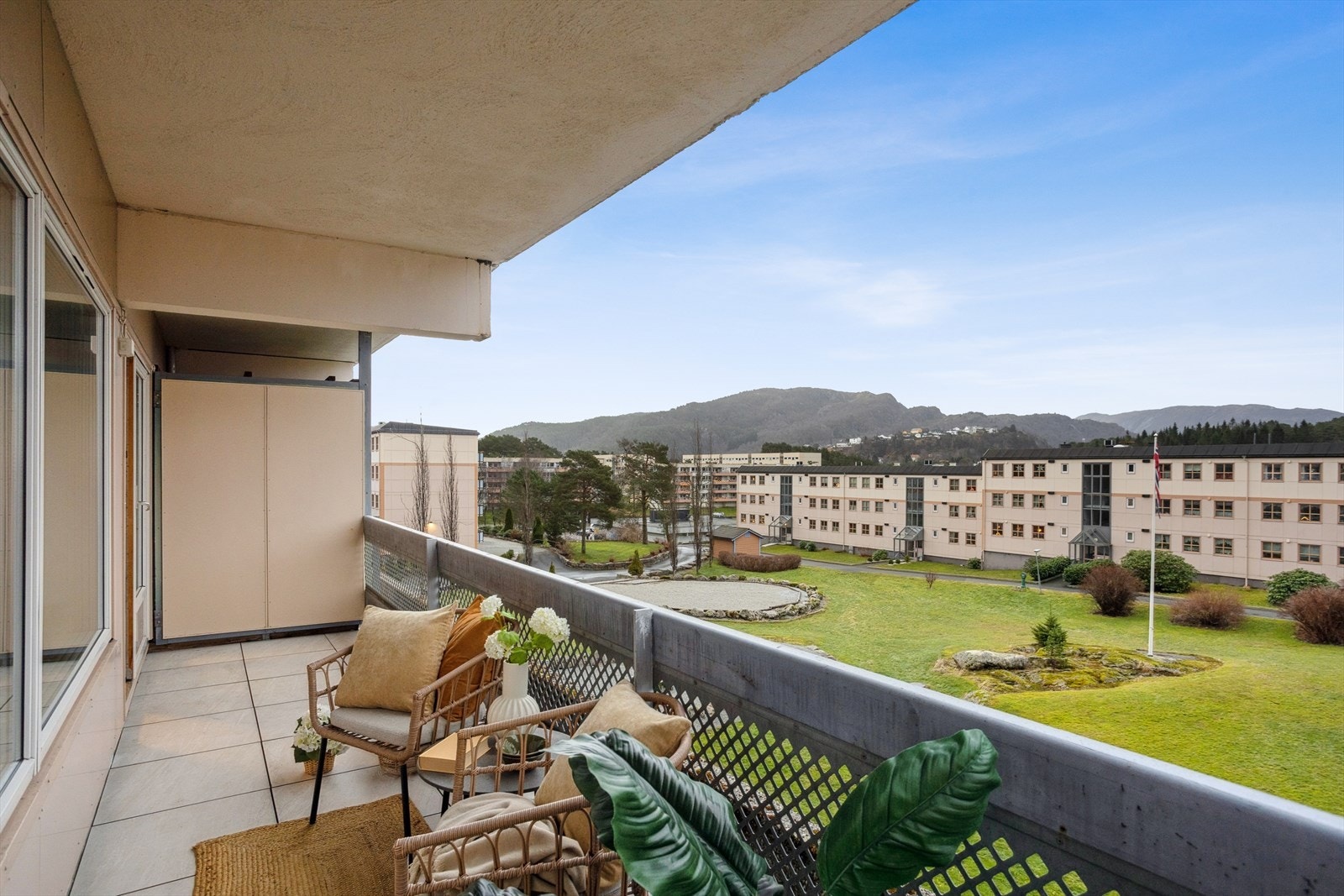 Fra verandaen kan du nyte utsikten til fine fellesarealer. Galleribilde