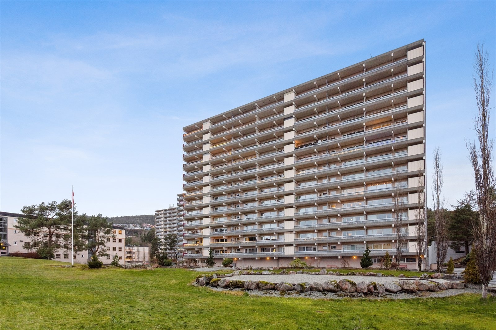 Her bor du sentralt, med nærhet til butikker og andre servicetilbud samt. friluftsaktiviteter, gode turopplevelser og rekreasjonsmuligheter. Det er bare noen få minutters gange til nærmeste busstopp, samt kort avstand til Åsane Terminal. Galleribilde