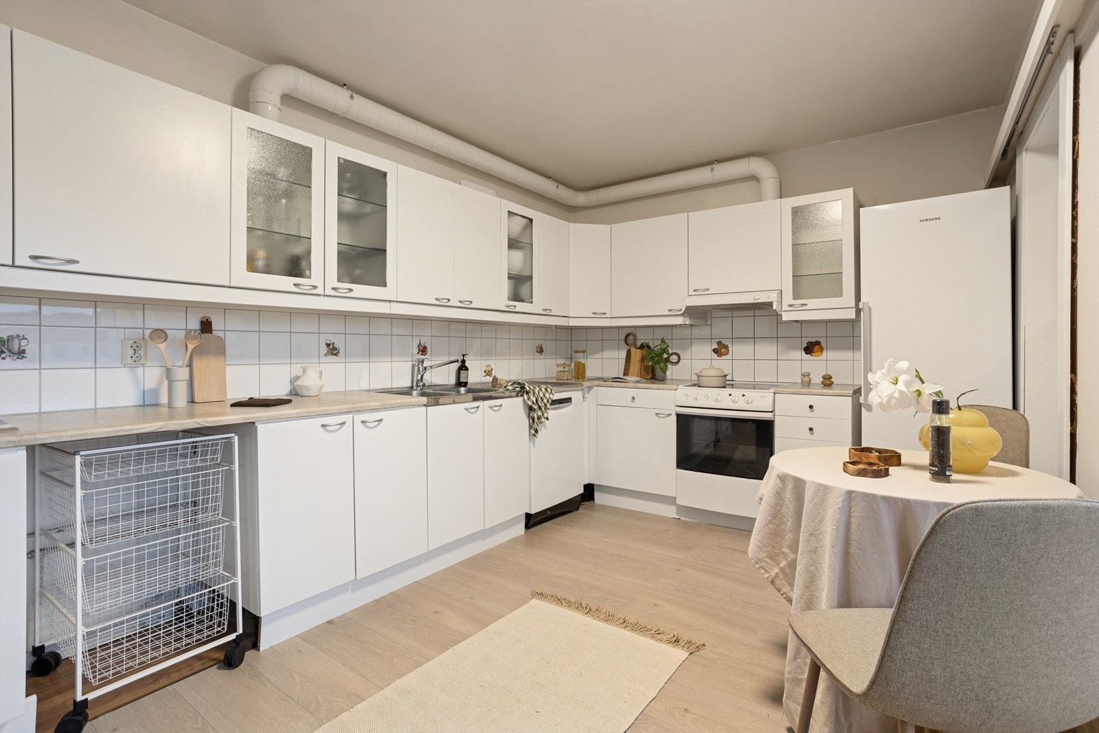 Kjøkkenet har innredning med glatte fronter og laminat benkeplate. Galleribilde