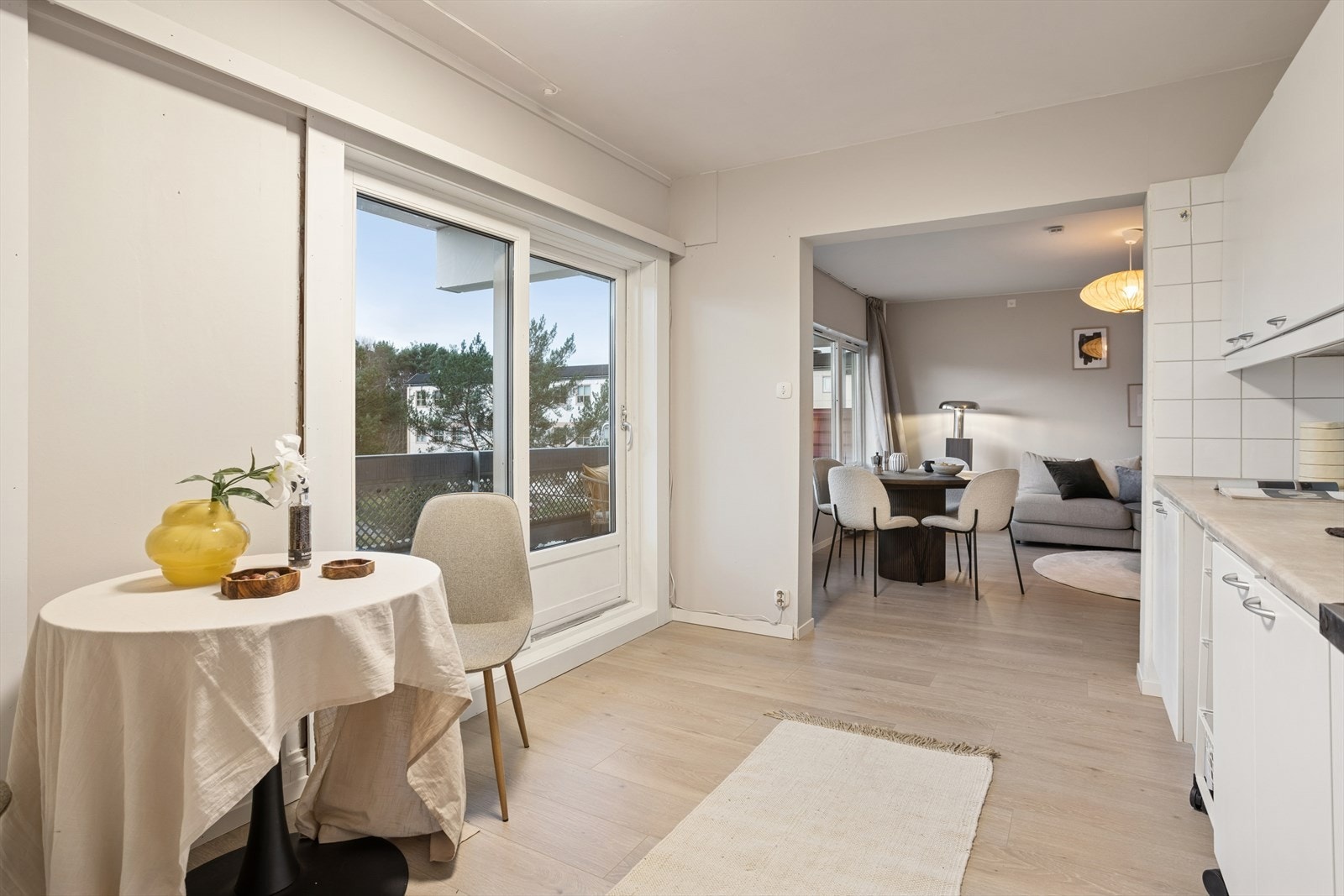 Skyvedør ut gir enkel tilgang til verandaen fra kjøkkenet. Galleribilde