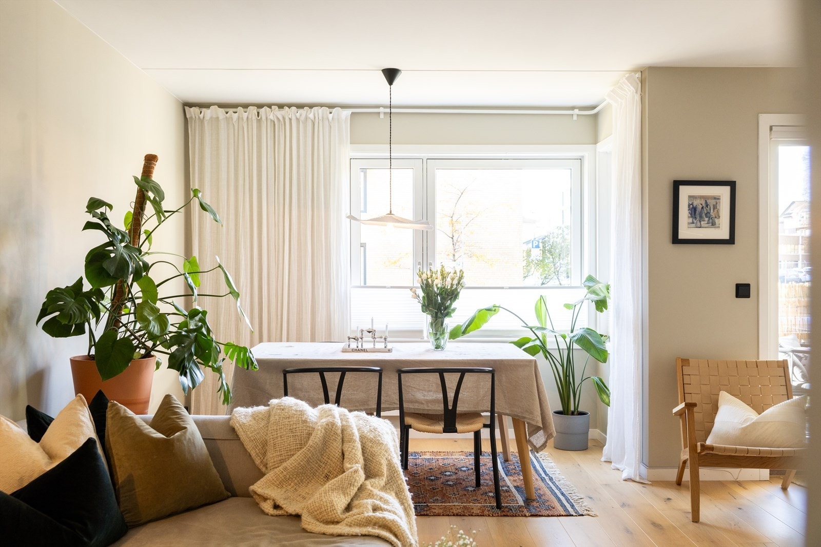 I tilknytning til kjøkkenet er det god plass til en hyggelig spisegruppe, perfekt for hverdagsmåltider og sosiale sammenkomster. Galleribilde