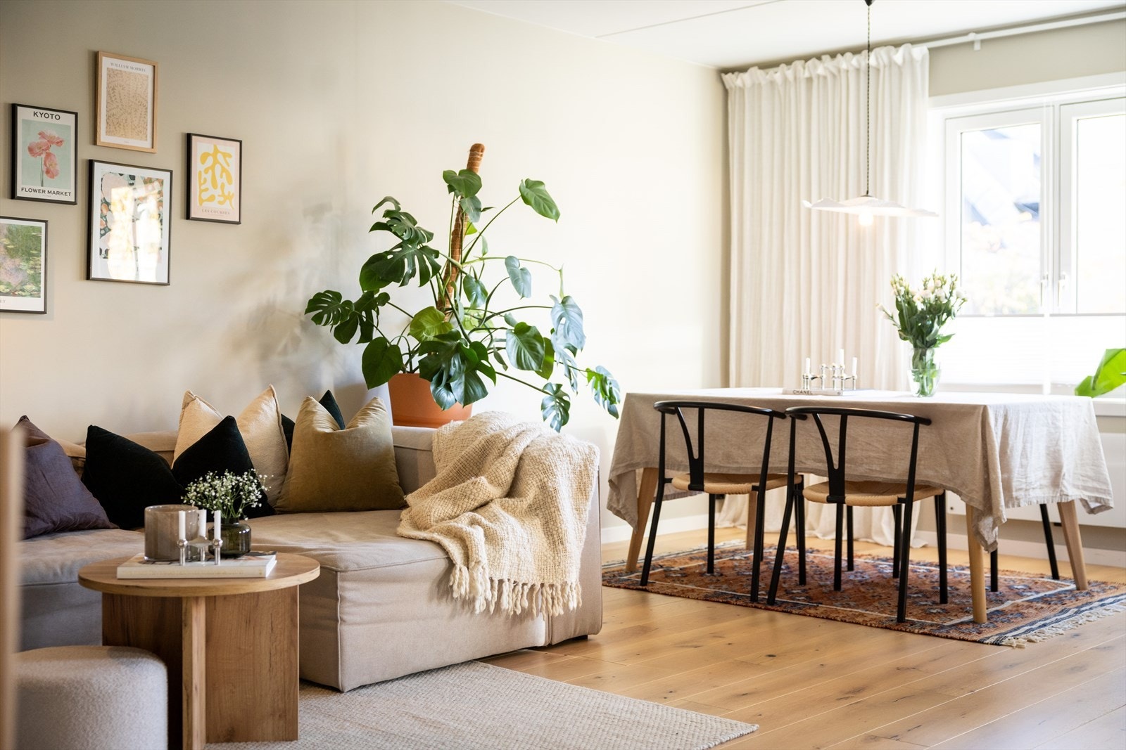 Dette rommet fremstår som romslig og åpent med store vindusflater - alt dette er med på å skape et godt og sosialt oppholdsrom med flott atmosfære. Galleribilde