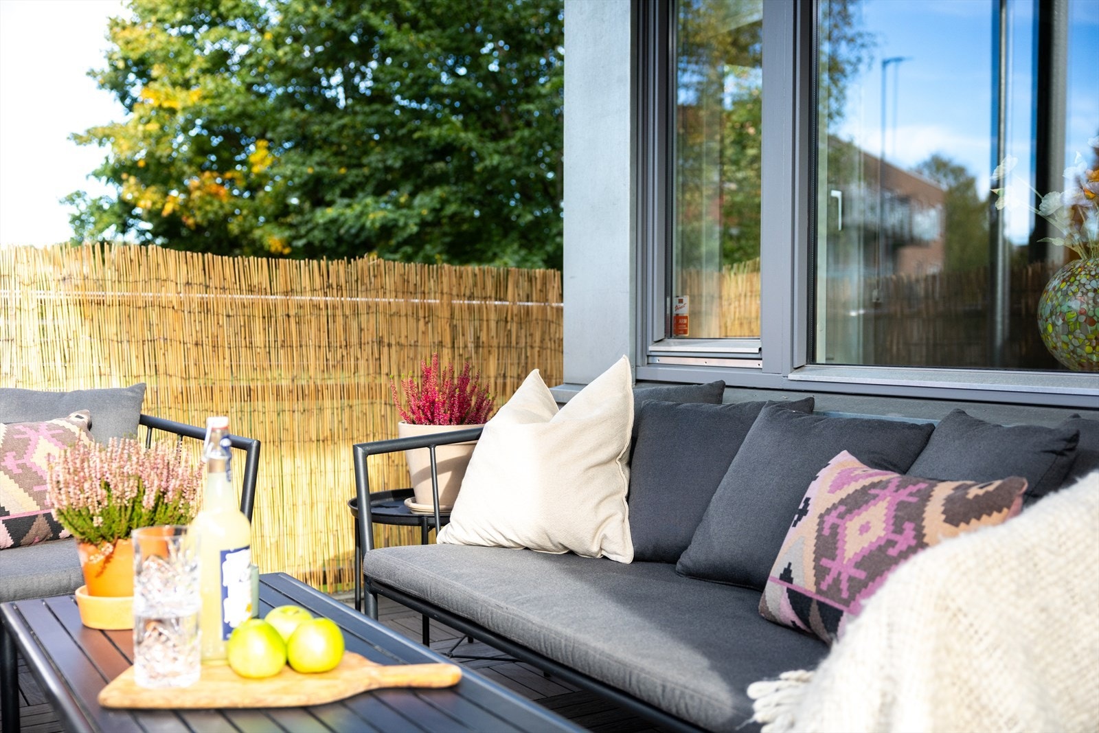 Her er det god plass til å skape en lun og trivelig uteplass med utemøbler, beplantning og gassgrill. Galleribilde