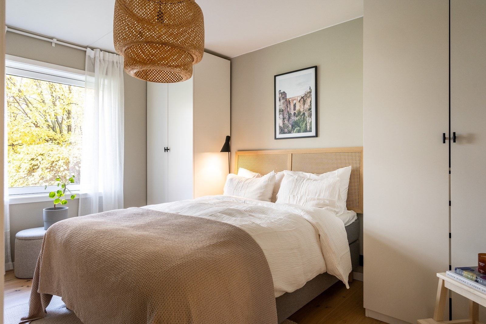 Hovedsoverommet er romslig, med plass til dobbeltseng, nattbord og tilhørende møbler. Galleribilde