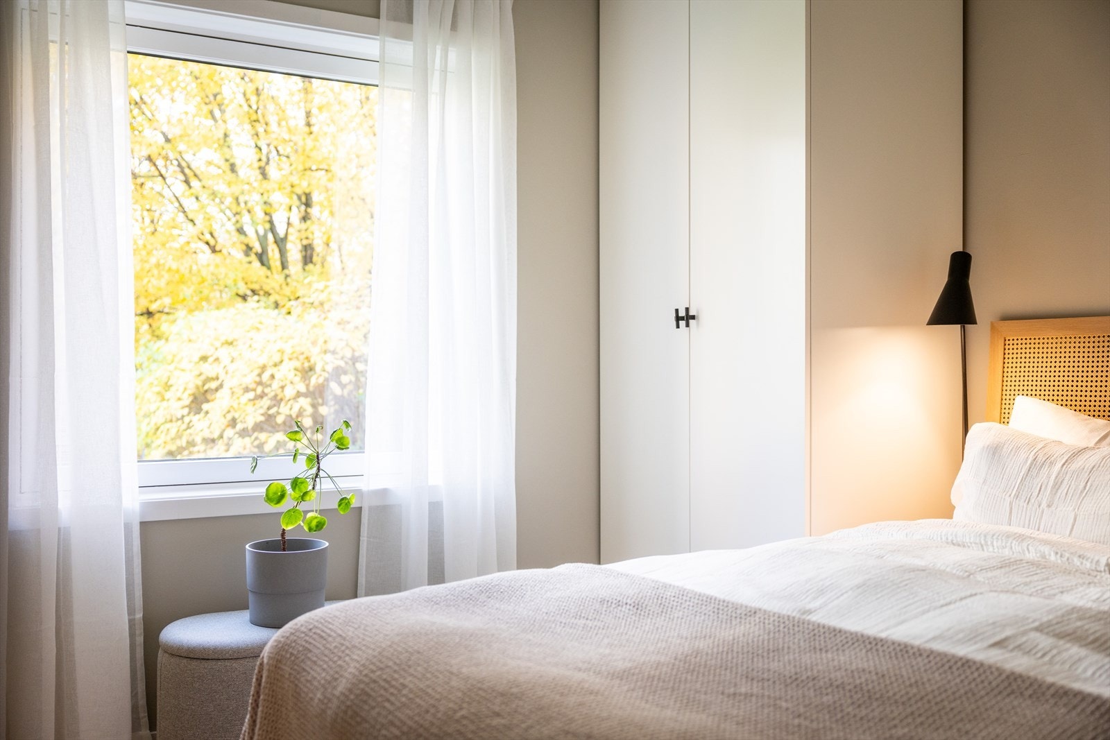 Overflatene er malt i en delikat og dus bruntone som skaper en harmonisk og lun stemning. Galleribilde