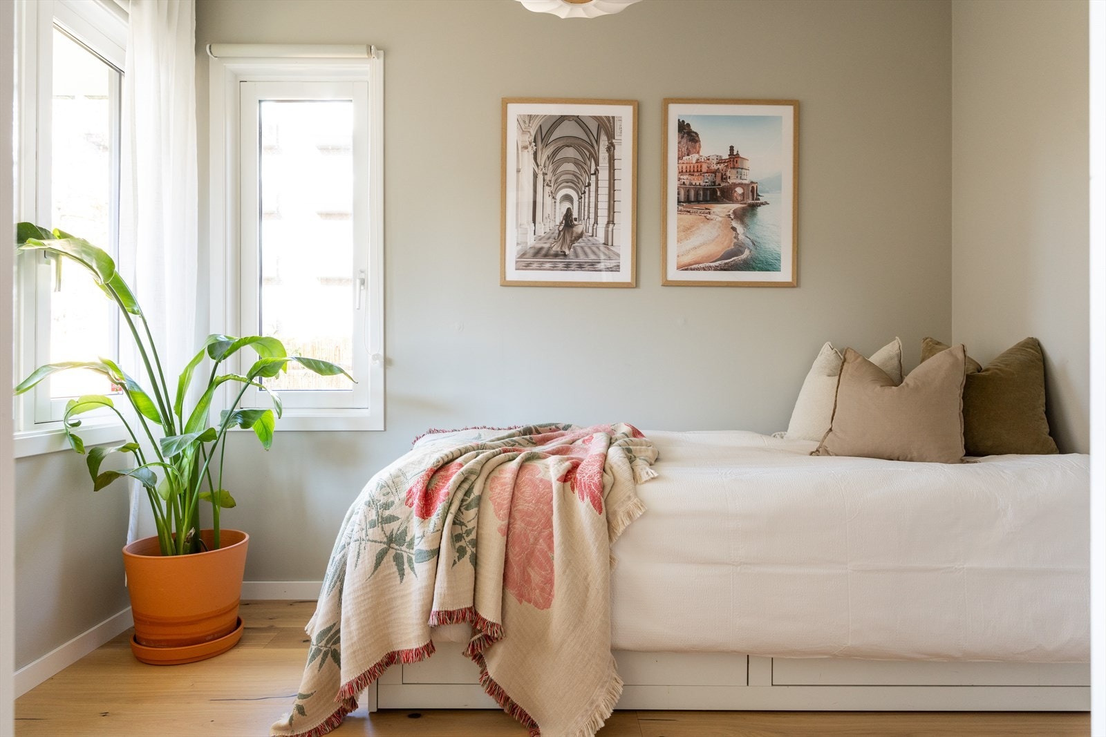 Boligens andre soverom er også av god størrelse, med plass til seng samt tilhørende møbler. Galleribilde