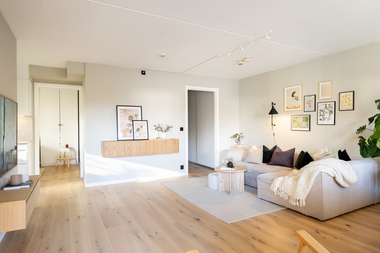 Den interne hjørnebeliggenheten gir svært gode lysforhold som skaper en behagelig romfølelse. Galleribilde