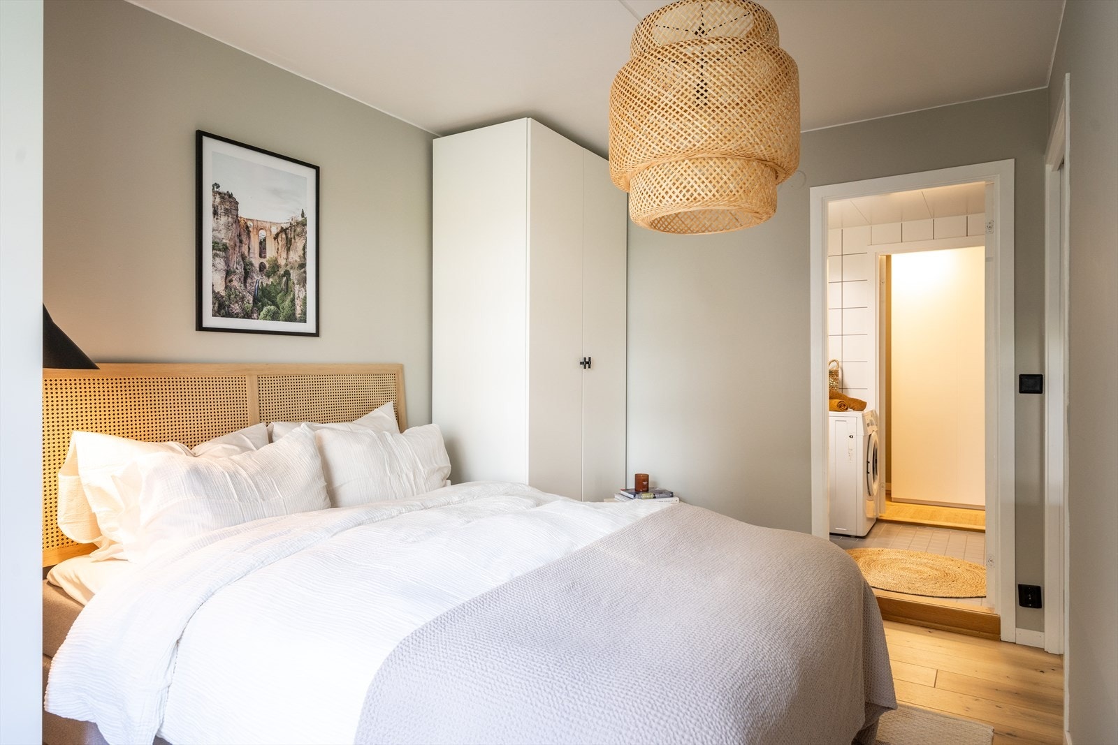 Soverommet har svært gode oppbevaringsmuligheter med to garderobeskap praktisk plassert på hver side av sengen. Galleribilde