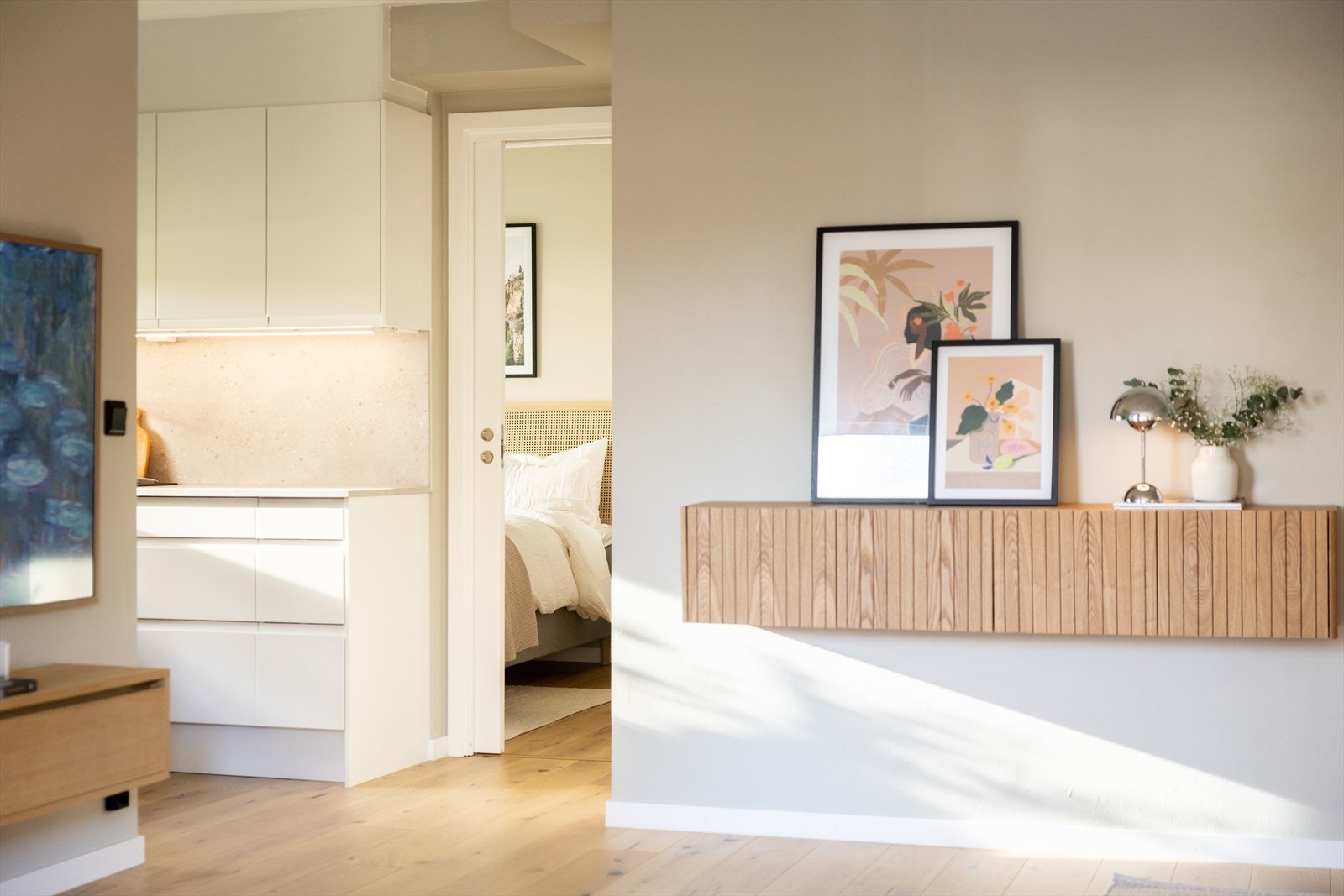 Hyggelig stue og kjøkken i delvis åpen løsning, noe som skaper en sosial og innbydende atmosfære. Galleribilde