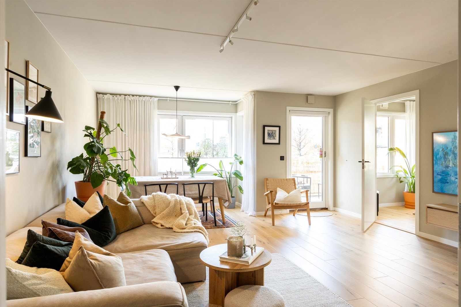 Den åpne planløsningen gir fleksible møbleringsmuligheter, med god plass til både sofagruppe, TV-møblement og spisebord med tilhørende stoler. Galleribilde