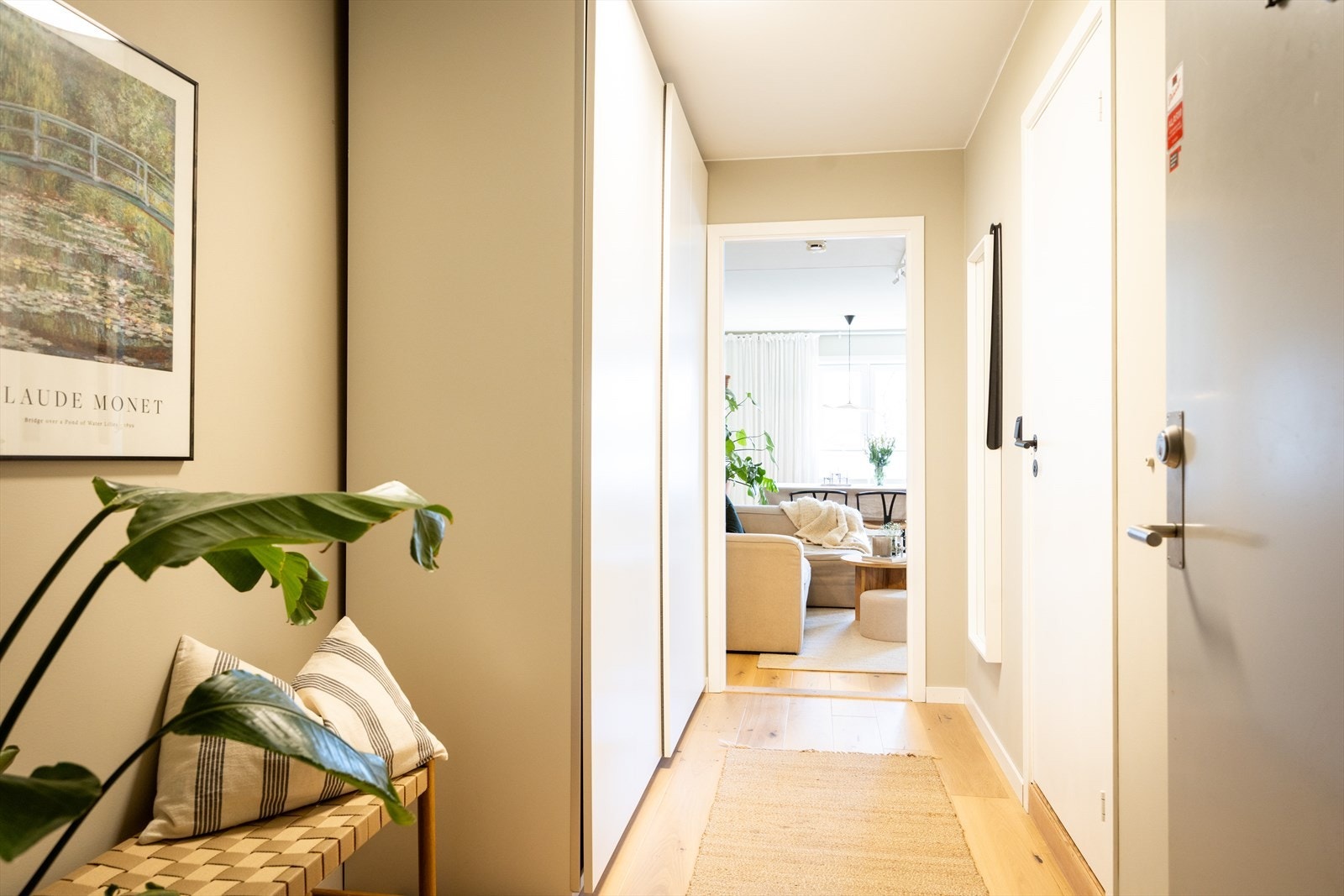 Leiligheten har en innbydende entré som skaper et umiddelbart godt førsteinntrykk. Galleribilde