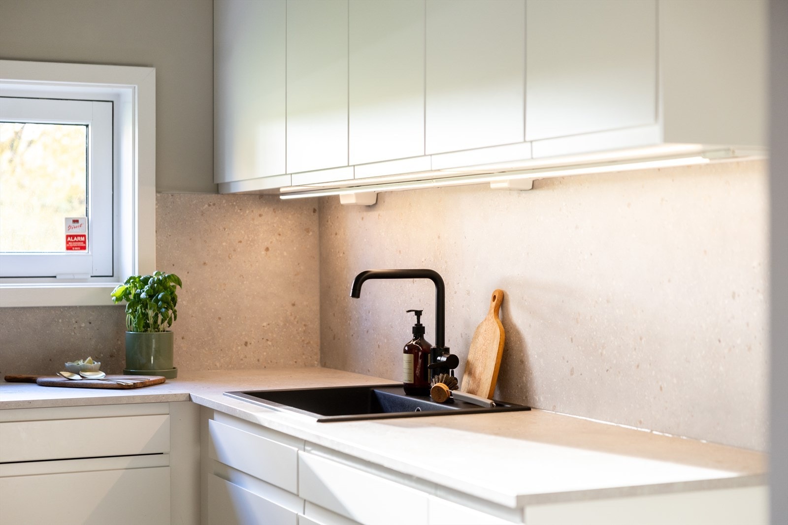 Kjøkkenet er fullt integrert med kjøl/fryseskap, oppvaskmaskin, platetopp og stekeovn. Galleribilde