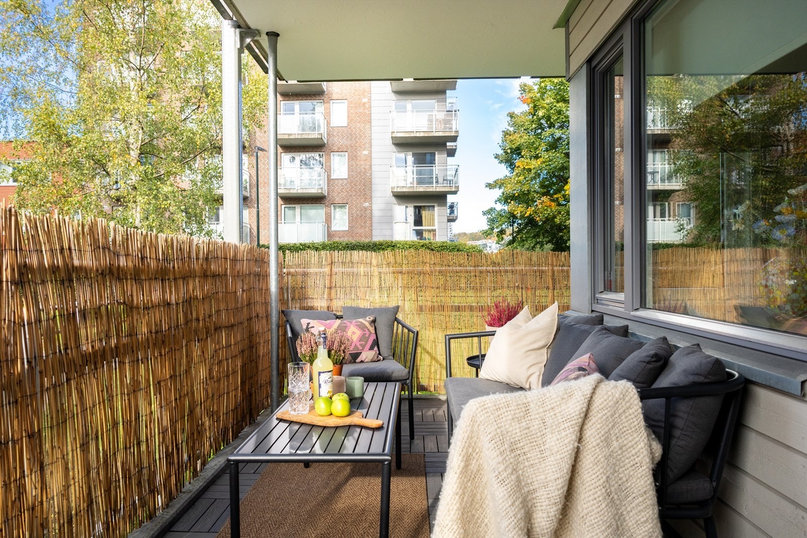 I vår- og sommerhalvåret blir balkongen en naturlig forlengelse av stuen, og byr på perfekte rammer for hyggelige stunder med familie og venner. Galleribilde