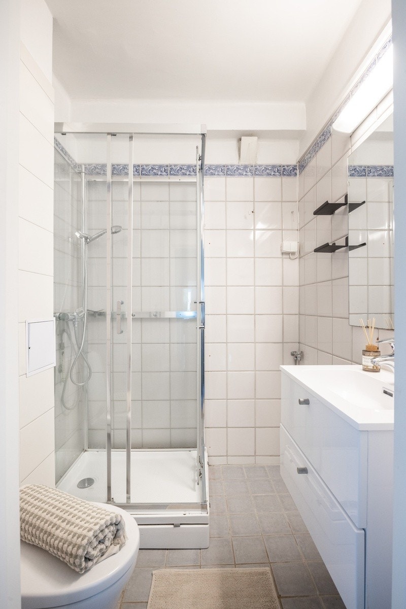 Bad med dusj og opplegg for vaskemaskin (vaskemaskin kan medfølge) Galleribilde