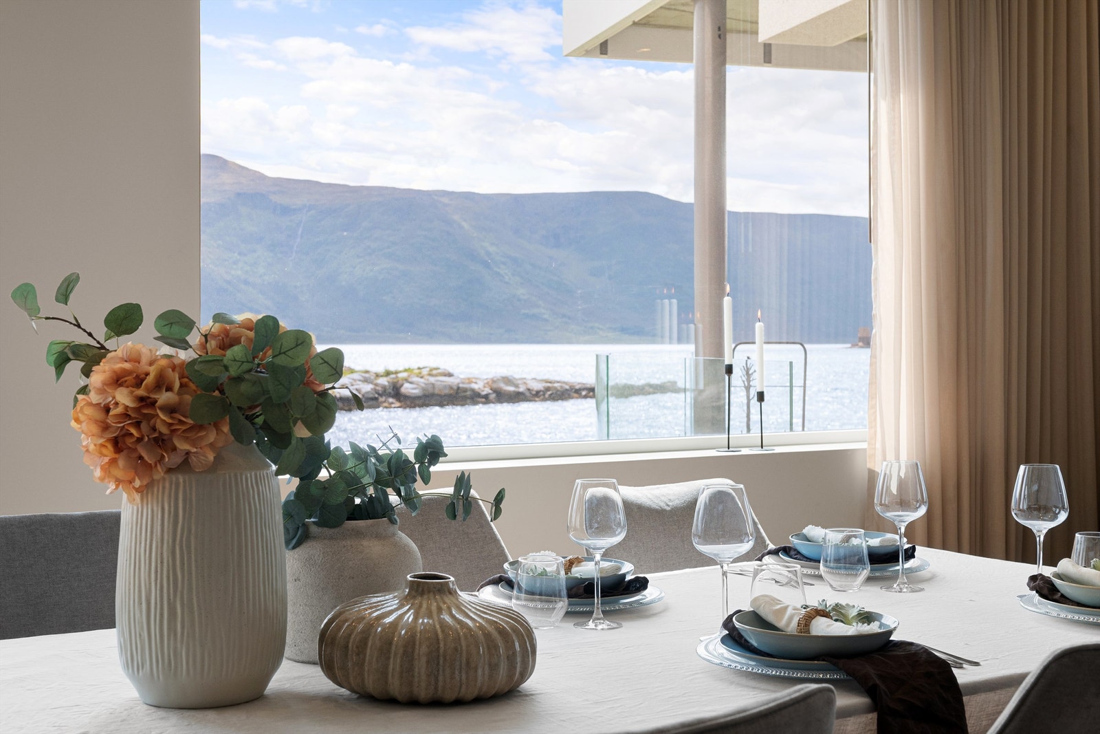 Flott fjordutsikt fra spisestuen hvor man kan nyte både gode måltider og flott utsikt Galleribilde