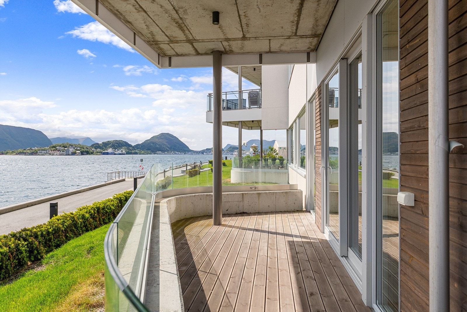 Terrasse mot sydøst med glassrekkverk Galleribilde