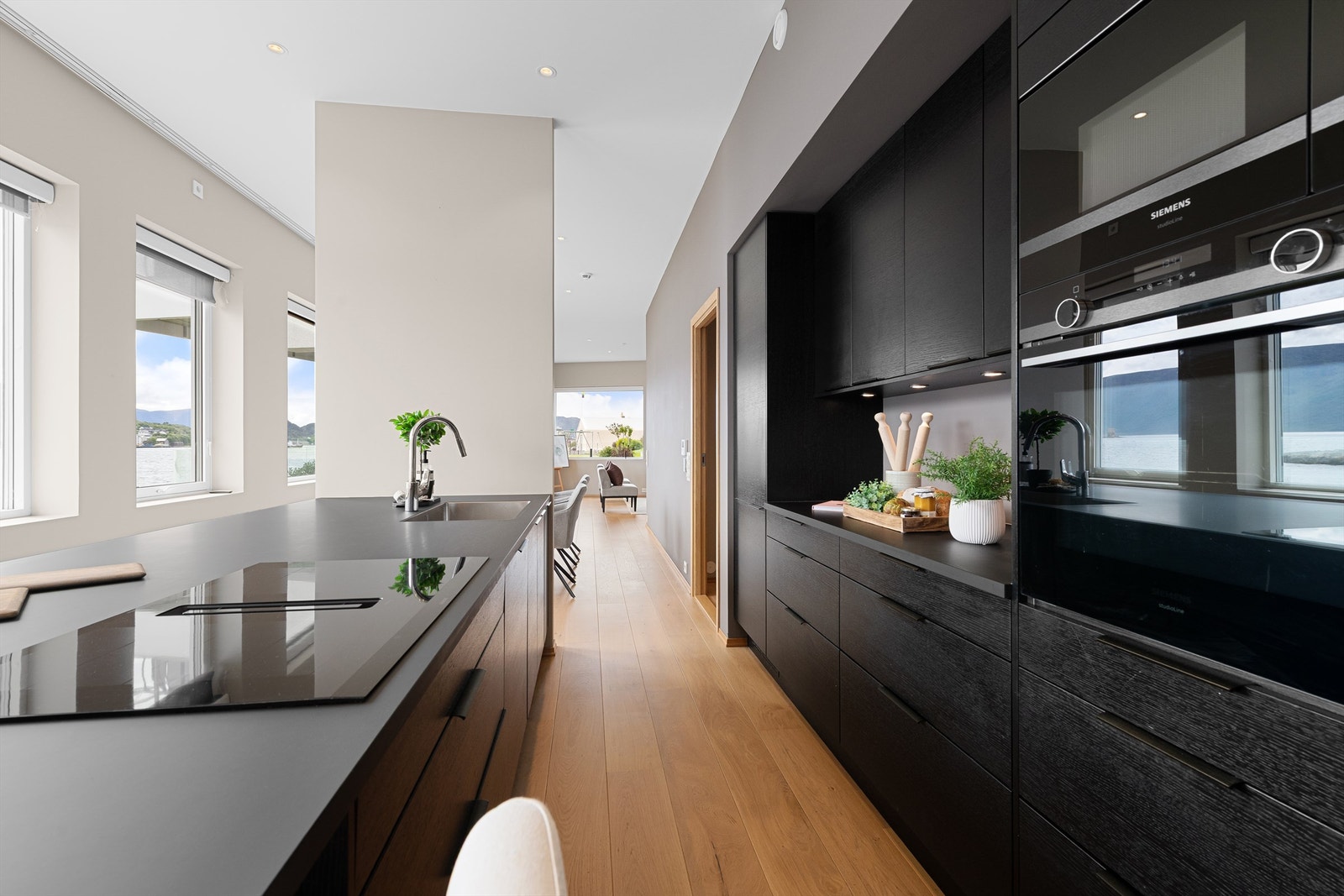 Det er godt med skap og benkeplass, samt integrerte hvitevarer i kjøkken Galleribilde