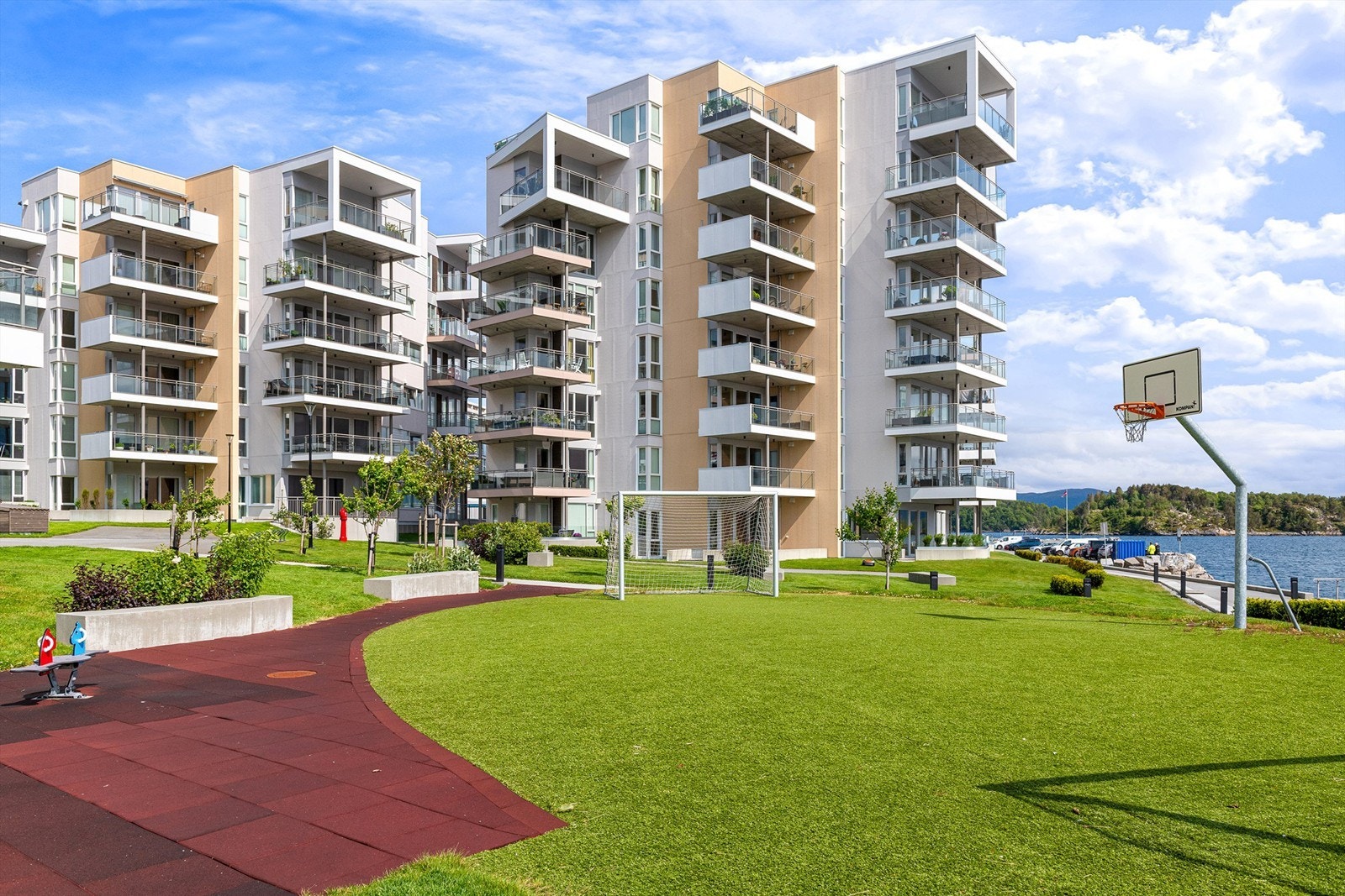 Flotte fellesområder og grøntarealer mellom blokkene Galleribilde