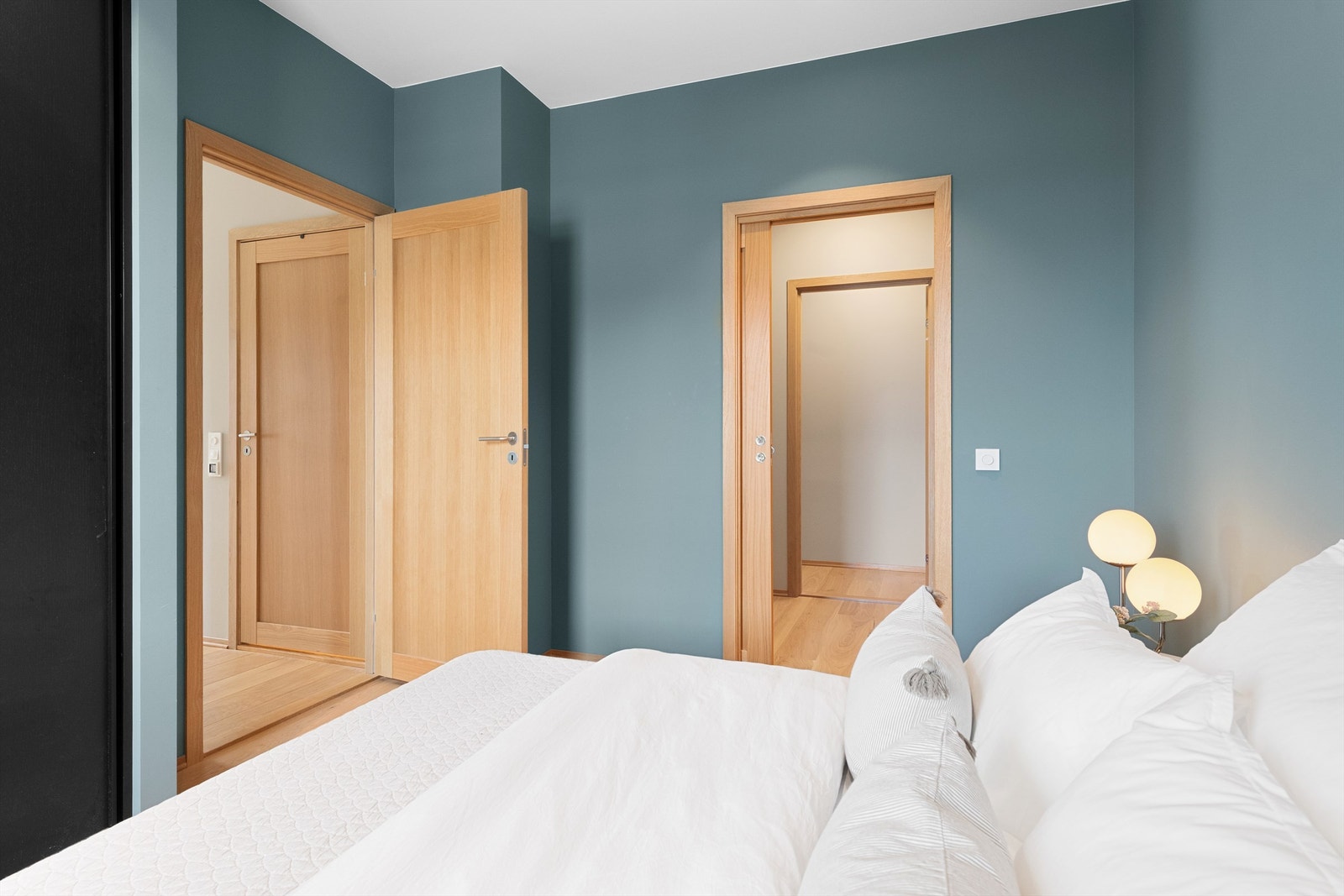 Fra hovedsoverom mot gang og med dør til garderoberom og bod Galleribilde