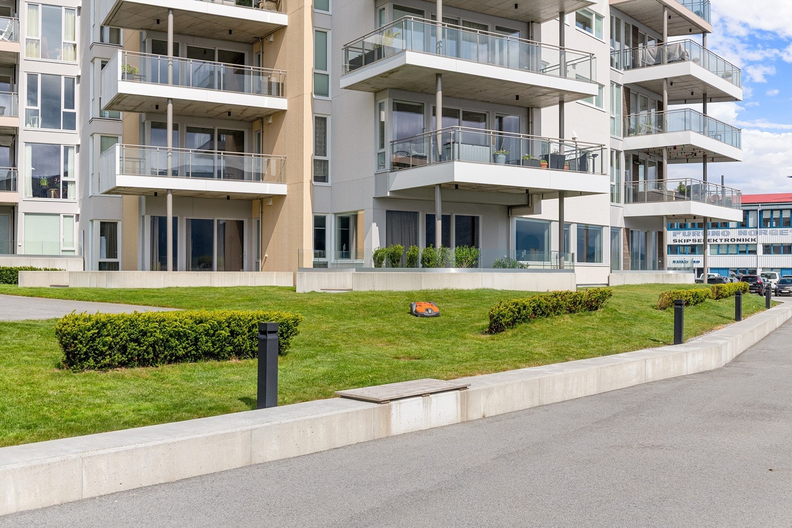 Fasade og sjøfront mot syd Galleribilde