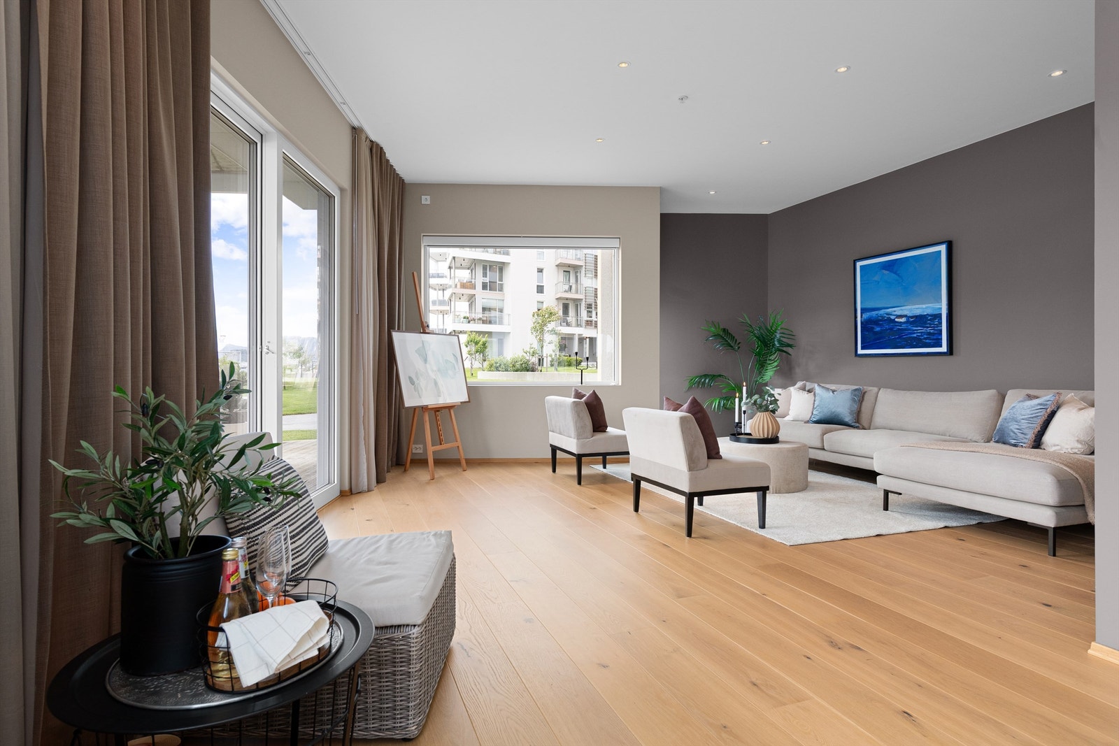 Unike vinkler på stuen, som gir mulighet for spennende innredning. Godt med lysinnslipp fra stor skyvedør og vinduer Galleribilde