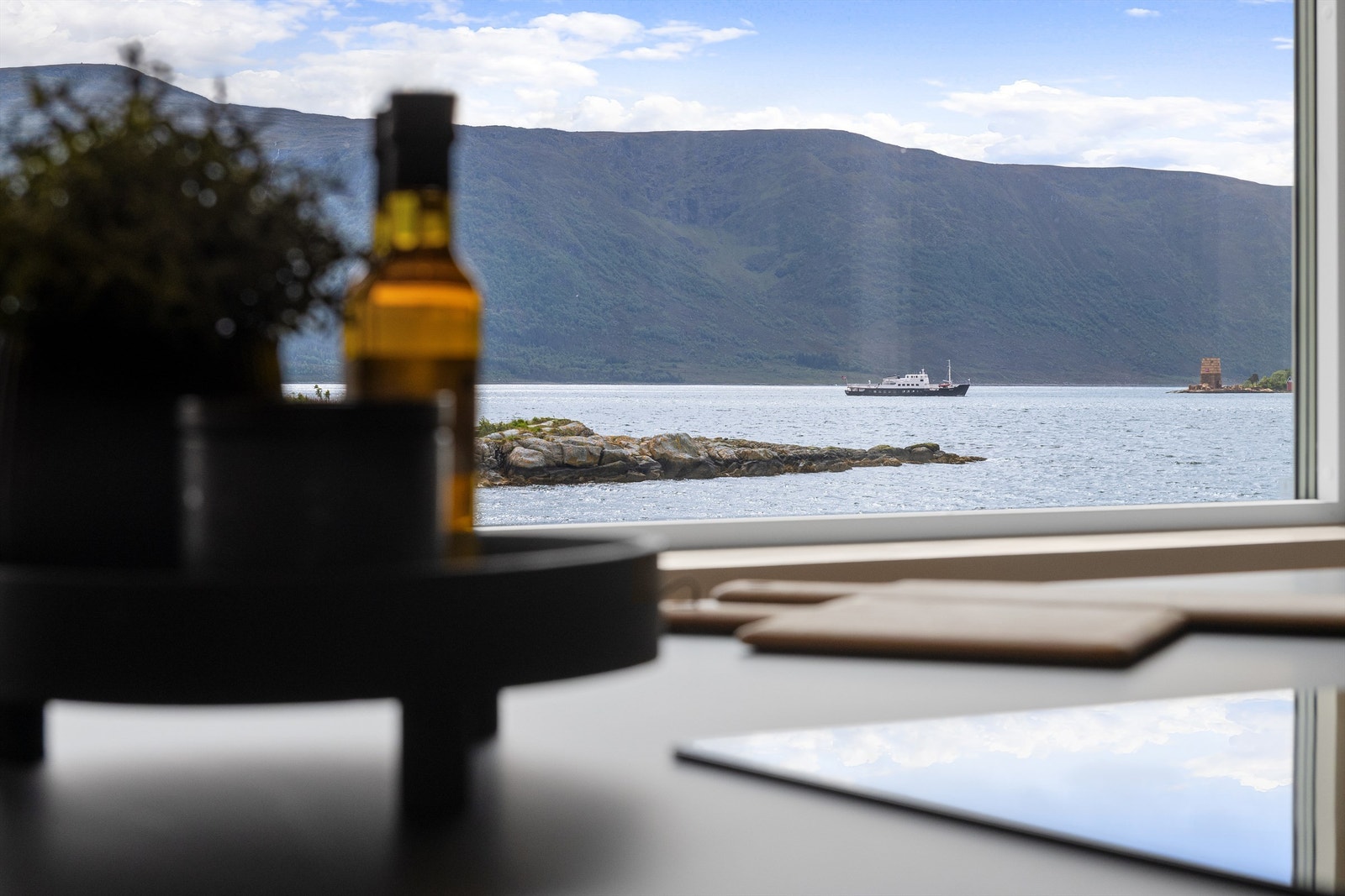 Detaljfoto fra kjøkkenøyen med flott sjøutsikt Galleribilde