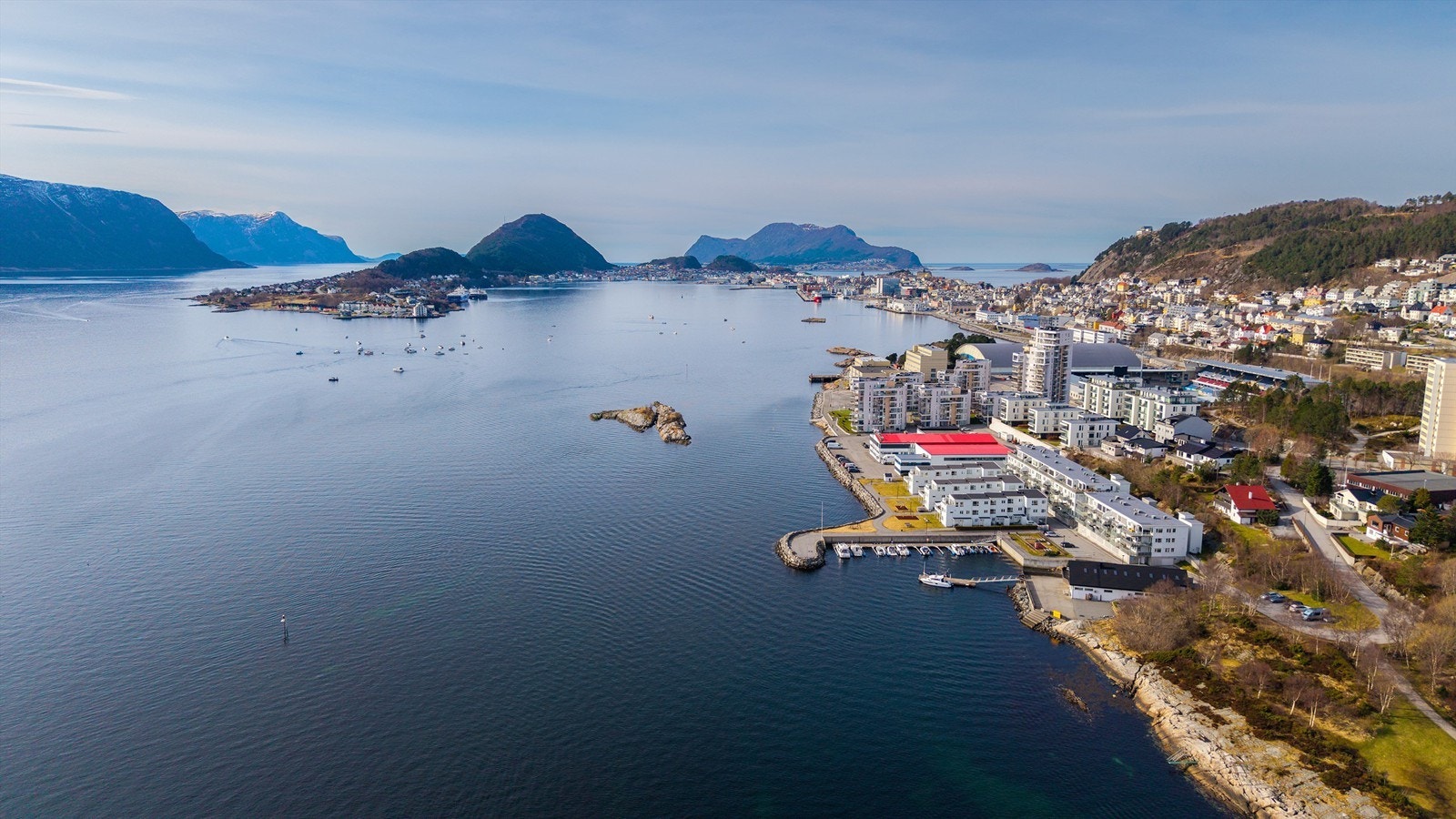 Dronebilde av nærområdet på Volsdalsberga sett fra øst mot vest Galleribilde