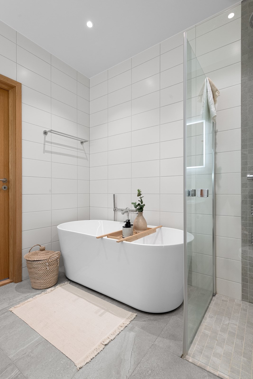 Frittstående badekar, samt spotter i tak Galleribilde