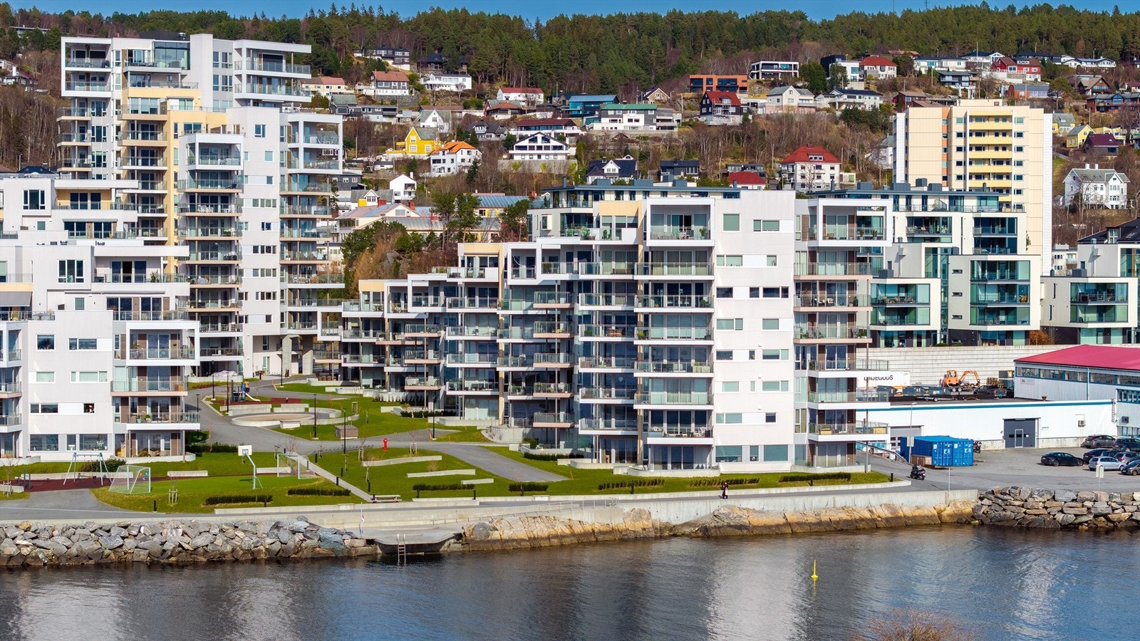 Fasade av sameiet sett fra syd fra sjøsiden Galleribilde