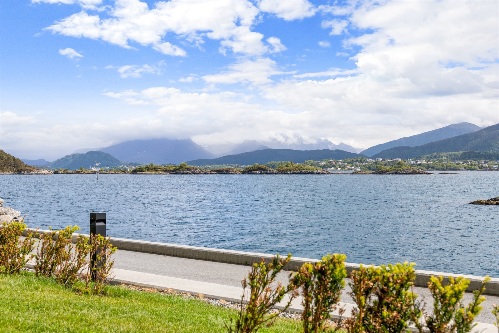 Nydelig utsikt mot Borgundfjorden og Sunnmørsfjella Galleribilde