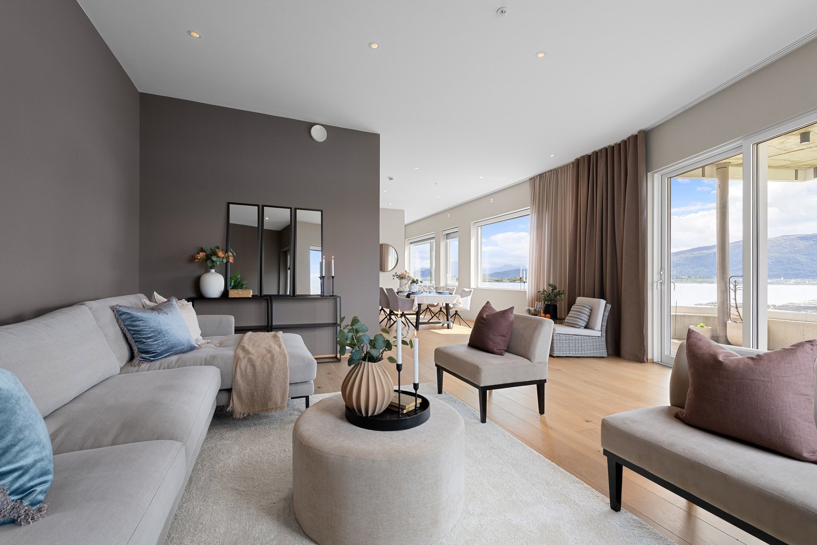 Store vindusflater som gir godt med lysinnslipp og flott utsikt på stuen. Ledspotter i tak. Det er ca 3 m takhøyde i leiligheten som gir en utrolig god romfølelse Galleribilde