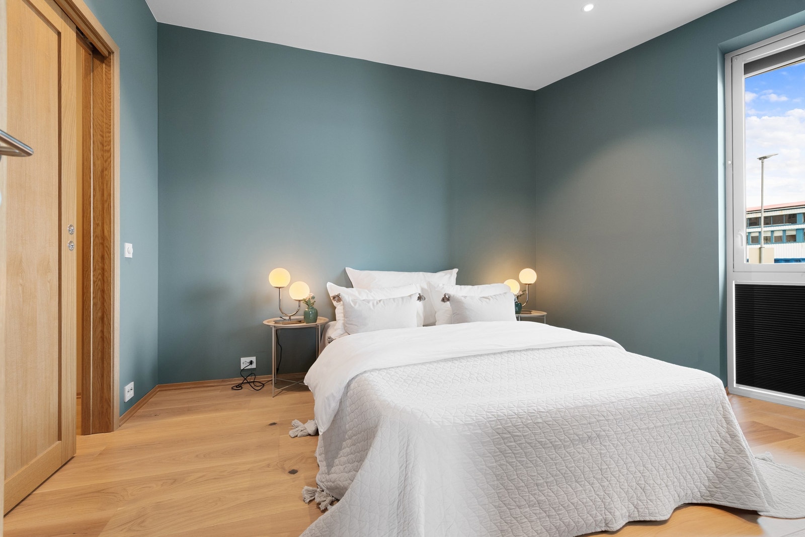 Hovedsoverom med skyvedørsgarderobe og adkomst til garderoberom Galleribilde