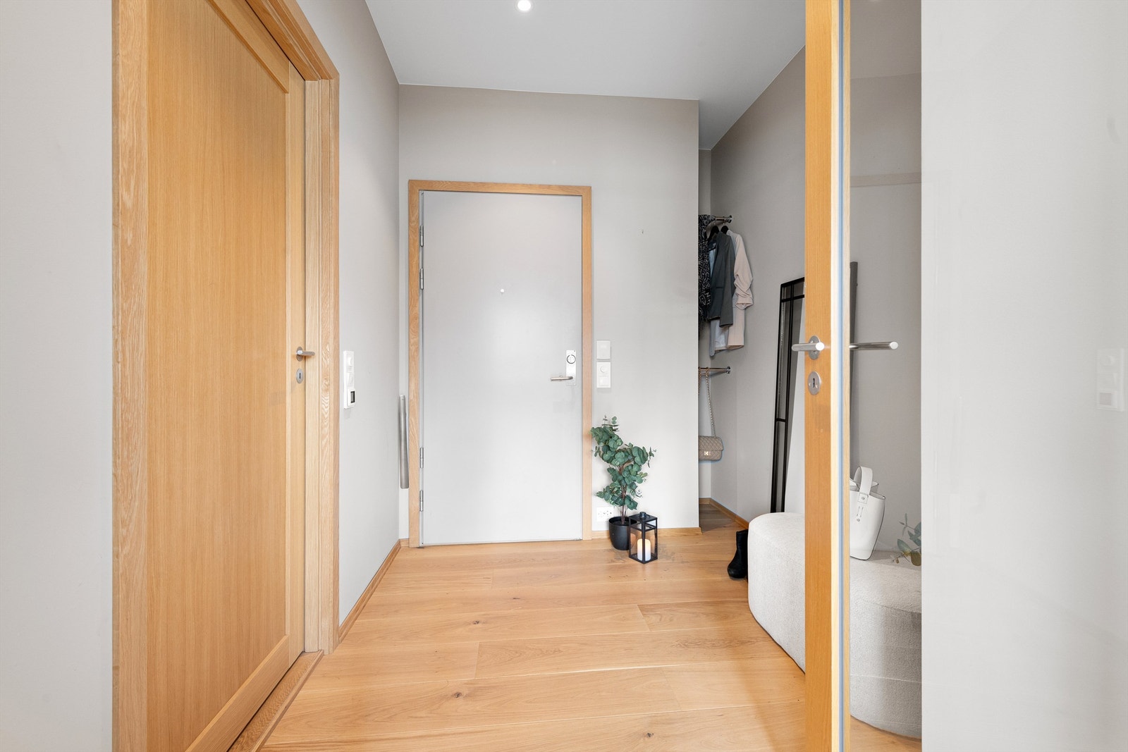 Entre/hall med eik profilerte innerdører Galleribilde